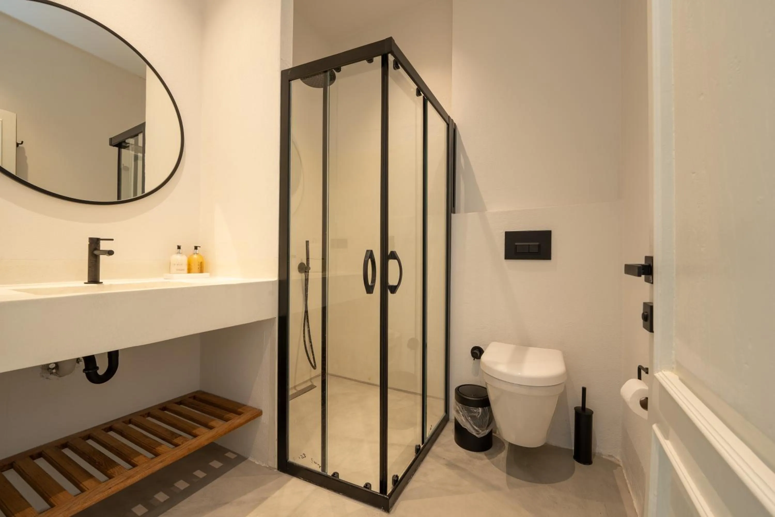 Shower in Gizz Suites City