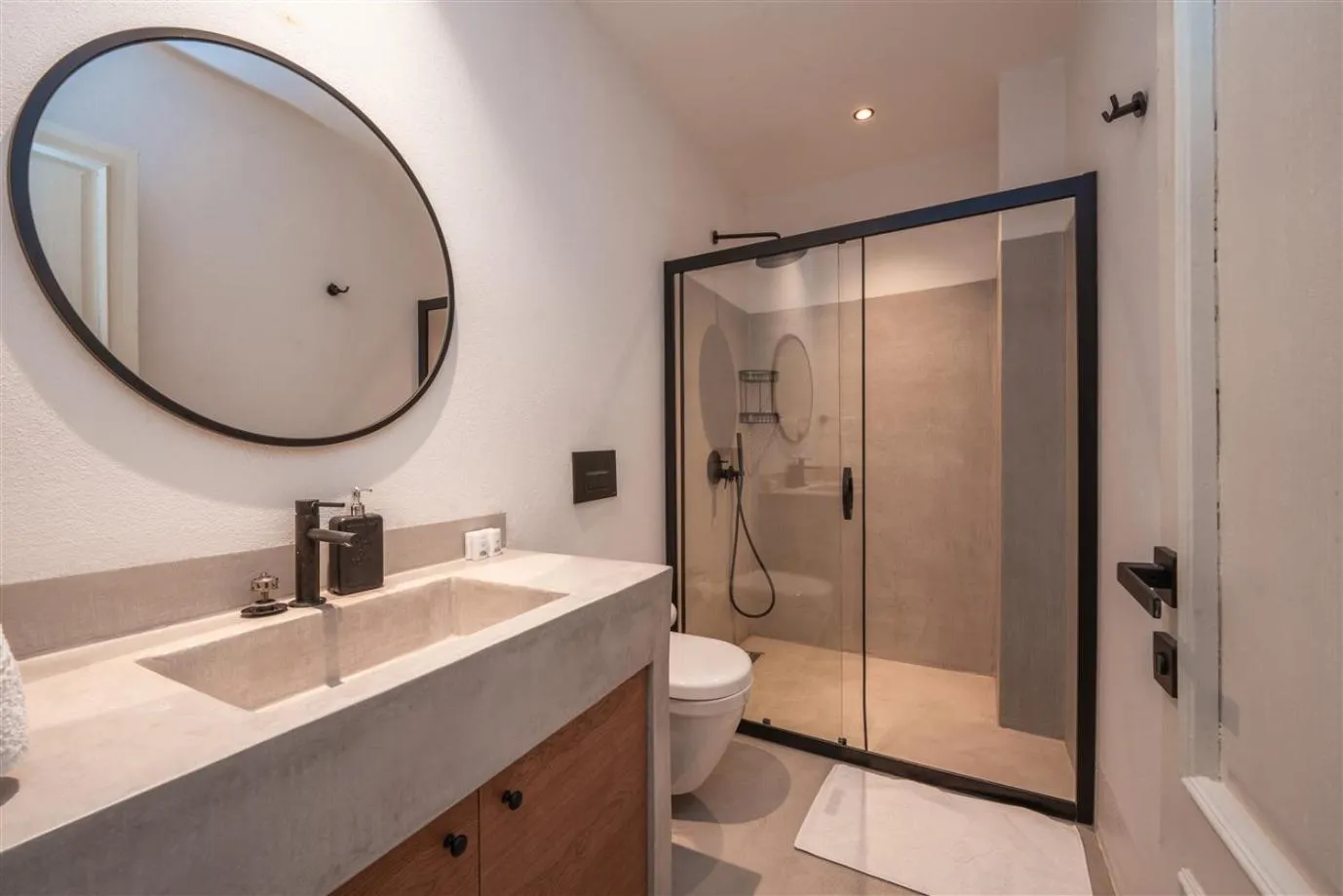 Shower in Gizz Suites City