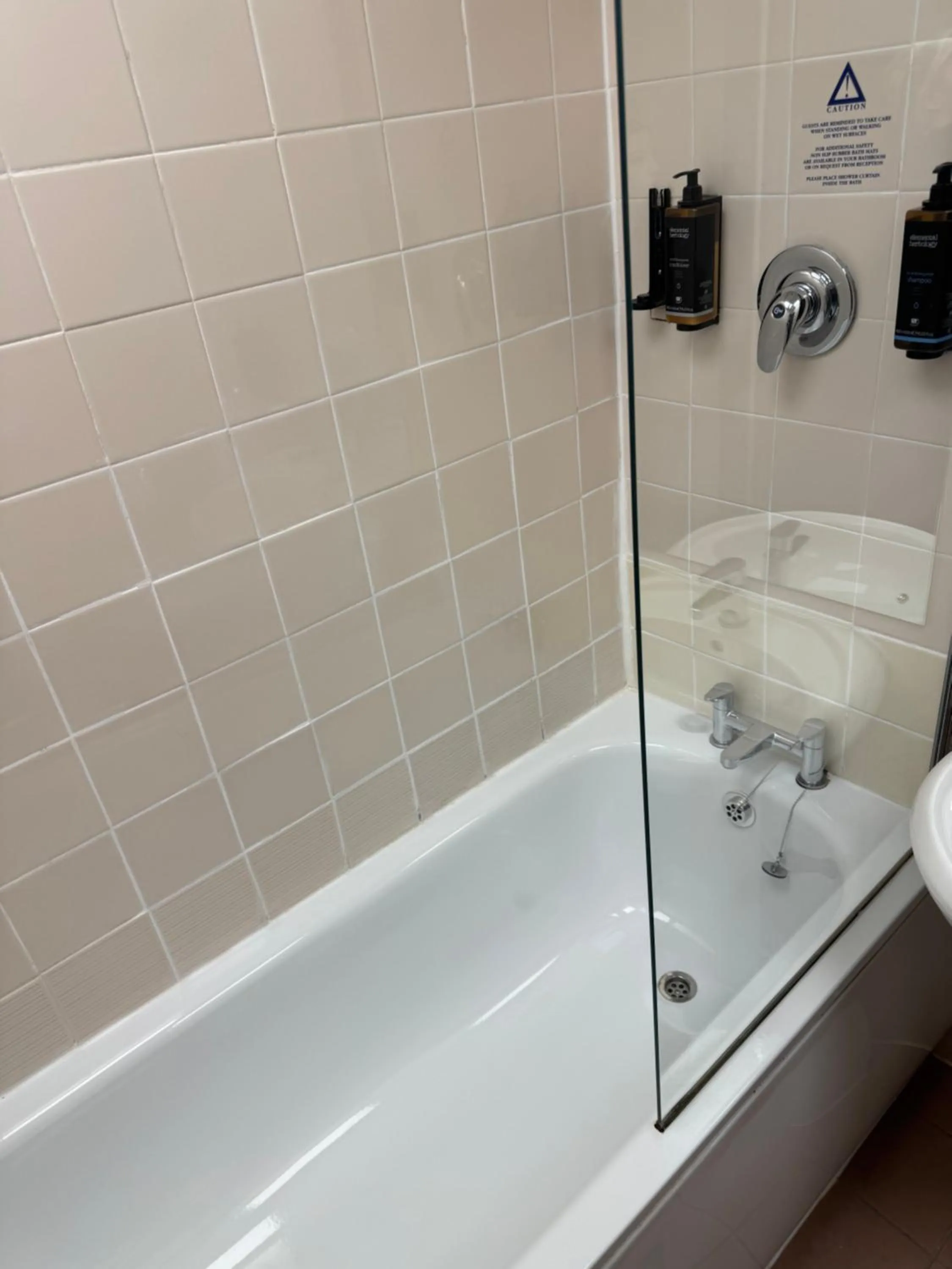 Bathroom in Mercure Hull Grange Park Hotel