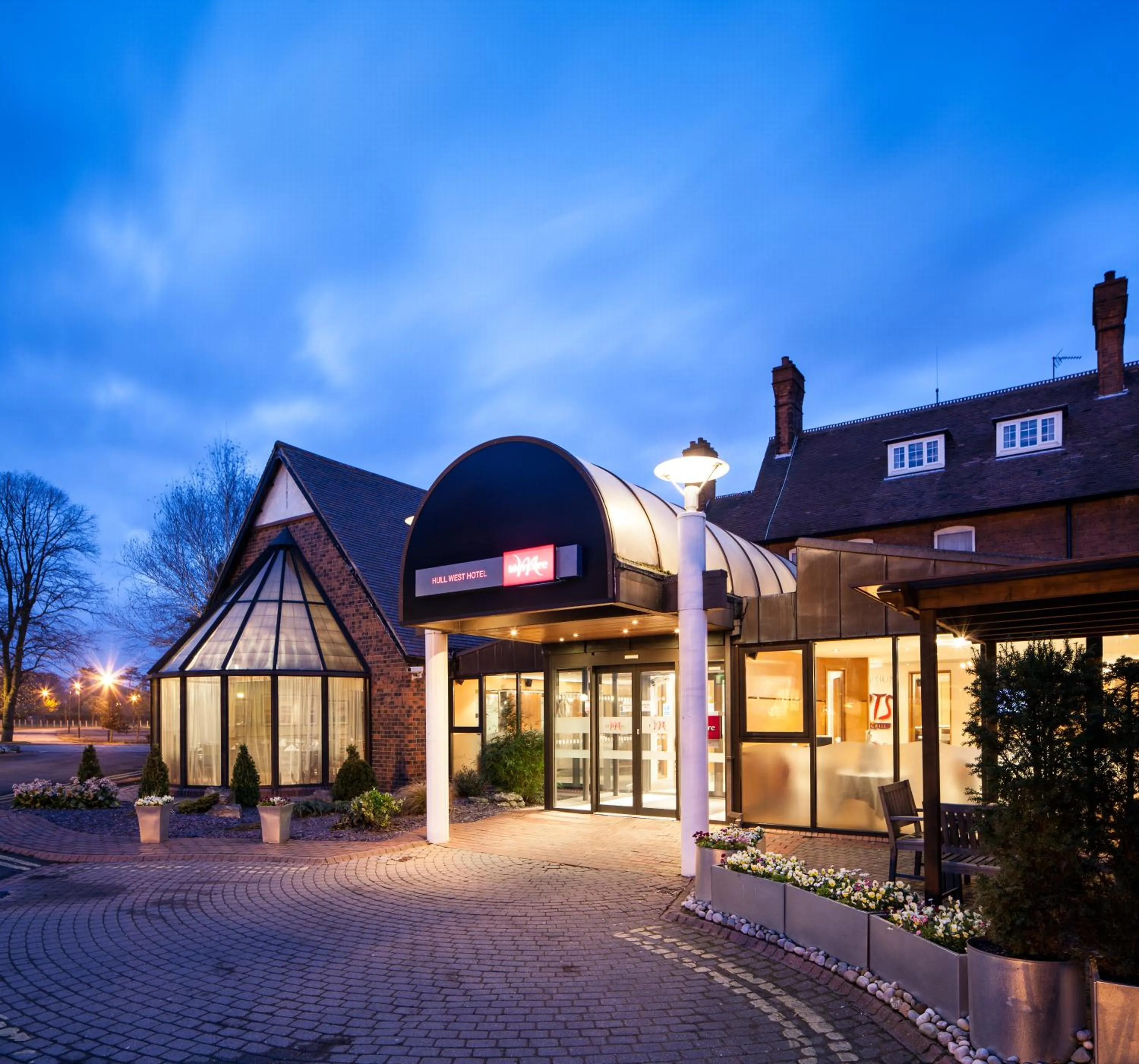 Facade/entrance in Mercure Hull Grange Park Hotel