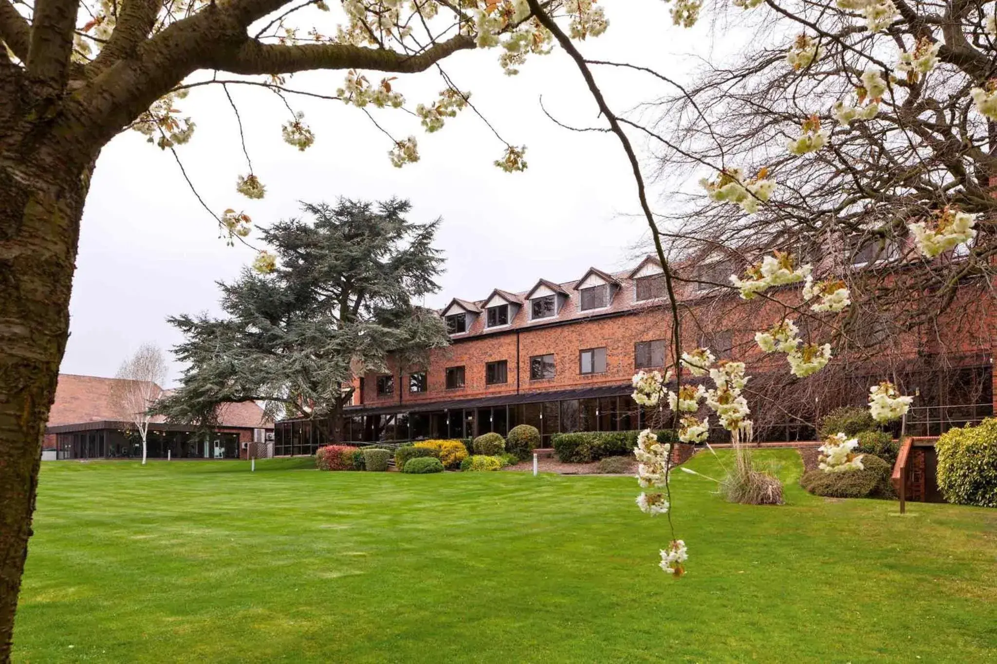 Property building in Mercure Hull Grange Park Hotel Property building in Mercure Hull Grange Park Hotel
