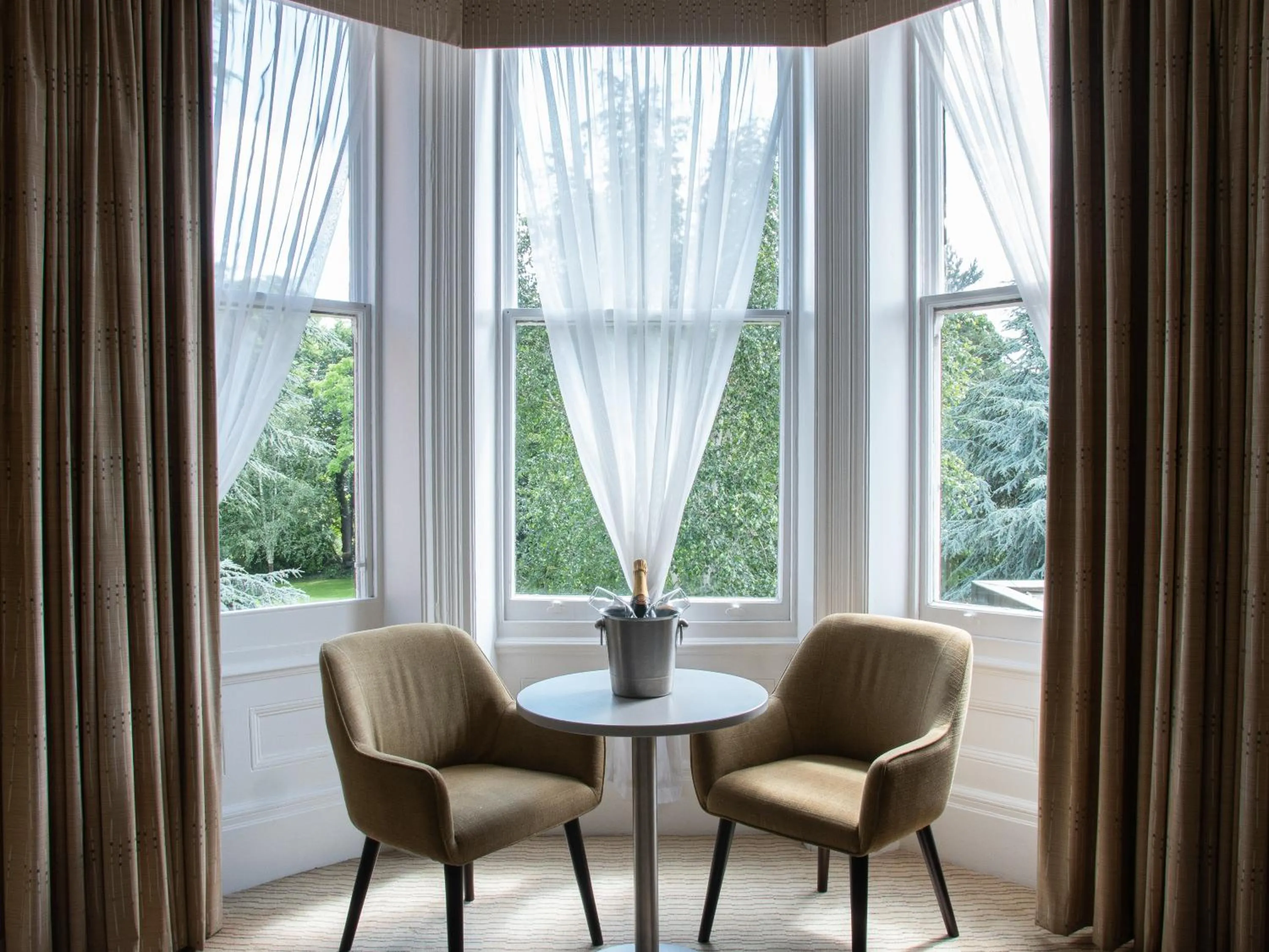 Seating area in Mercure Hull Grange Park Hotel