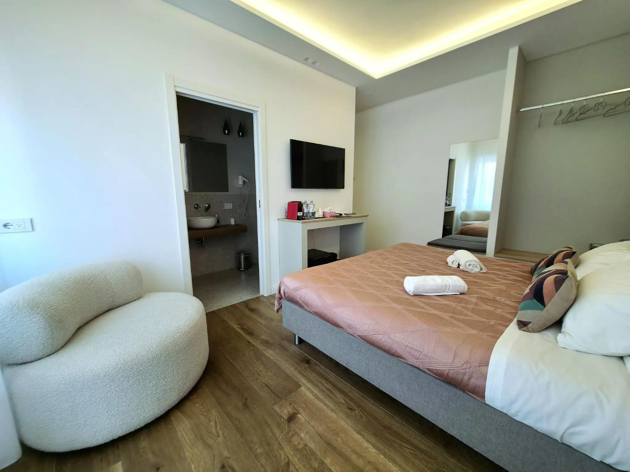 Other, Bed in Be Your Home - Riviera Suites