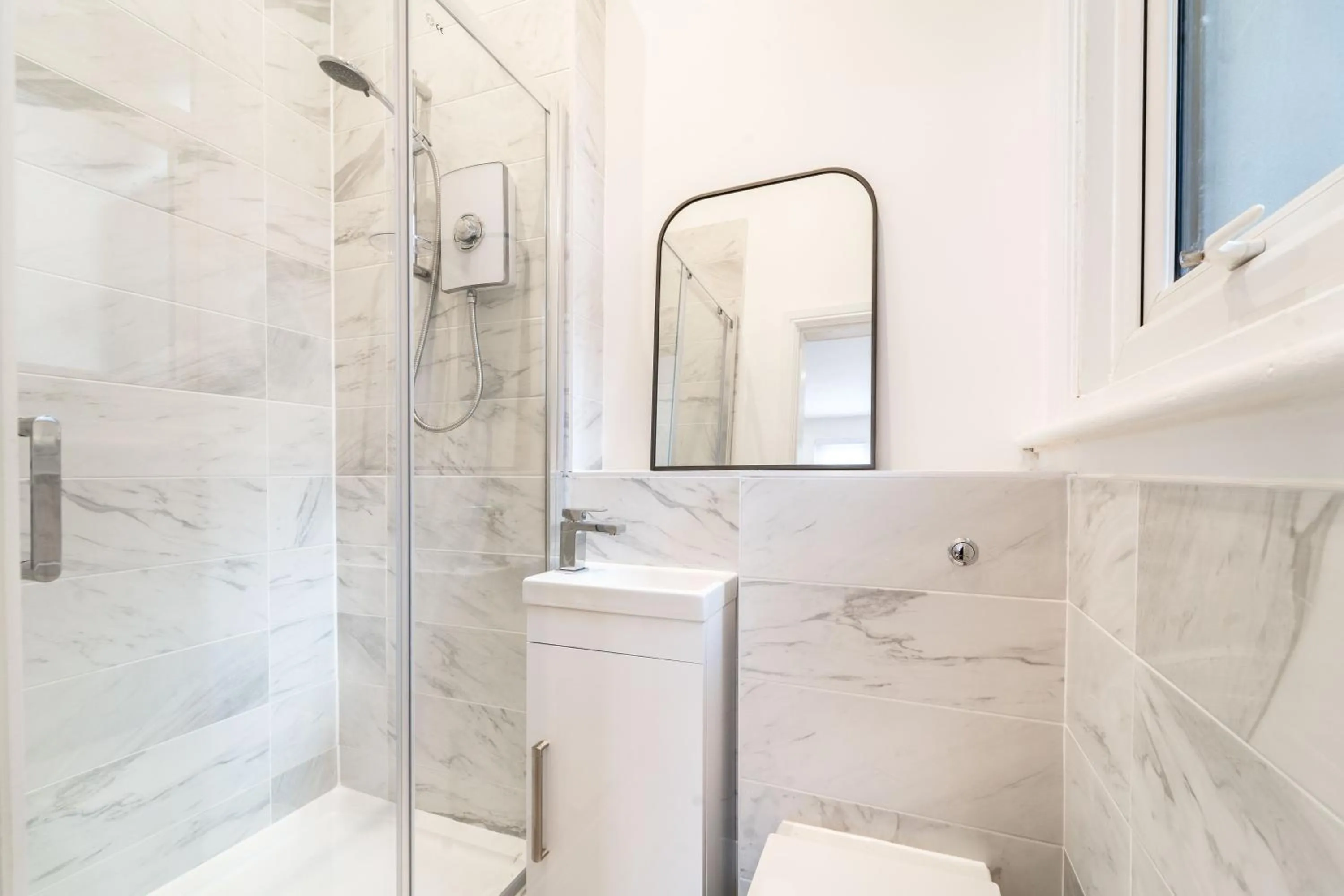 Shower in 8 The Quadrant Luxury Apartments - Hoylake