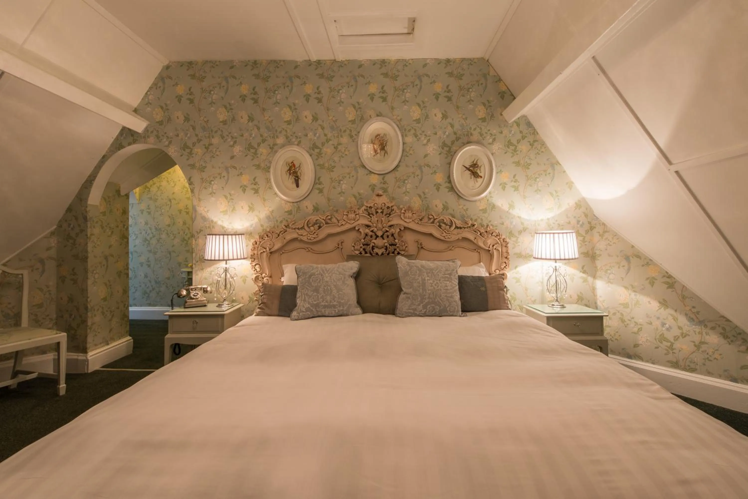 Photo of the whole room, Bed in Maenan Abbey Hotel