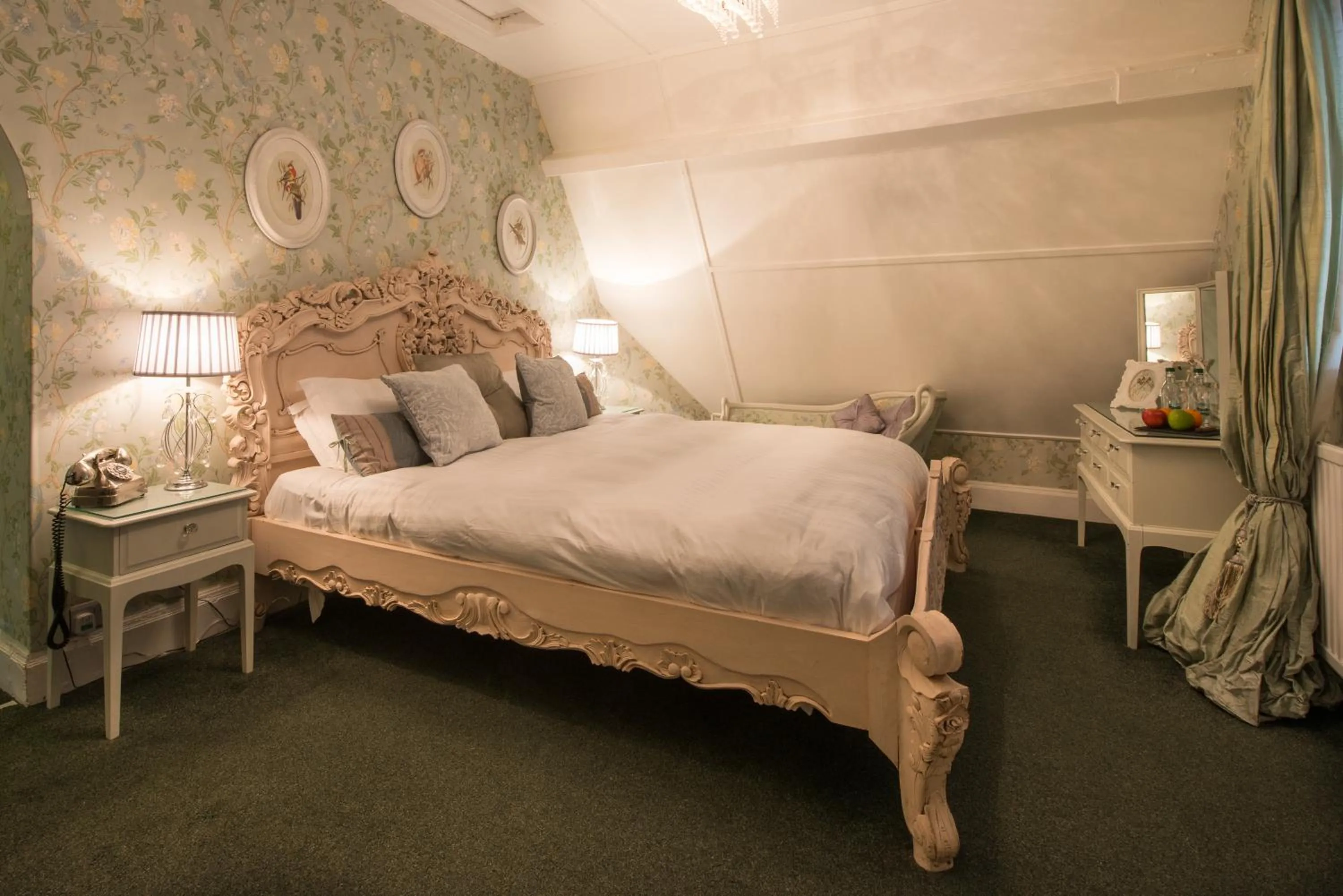 Photo of the whole room, Bed in Maenan Abbey Hotel