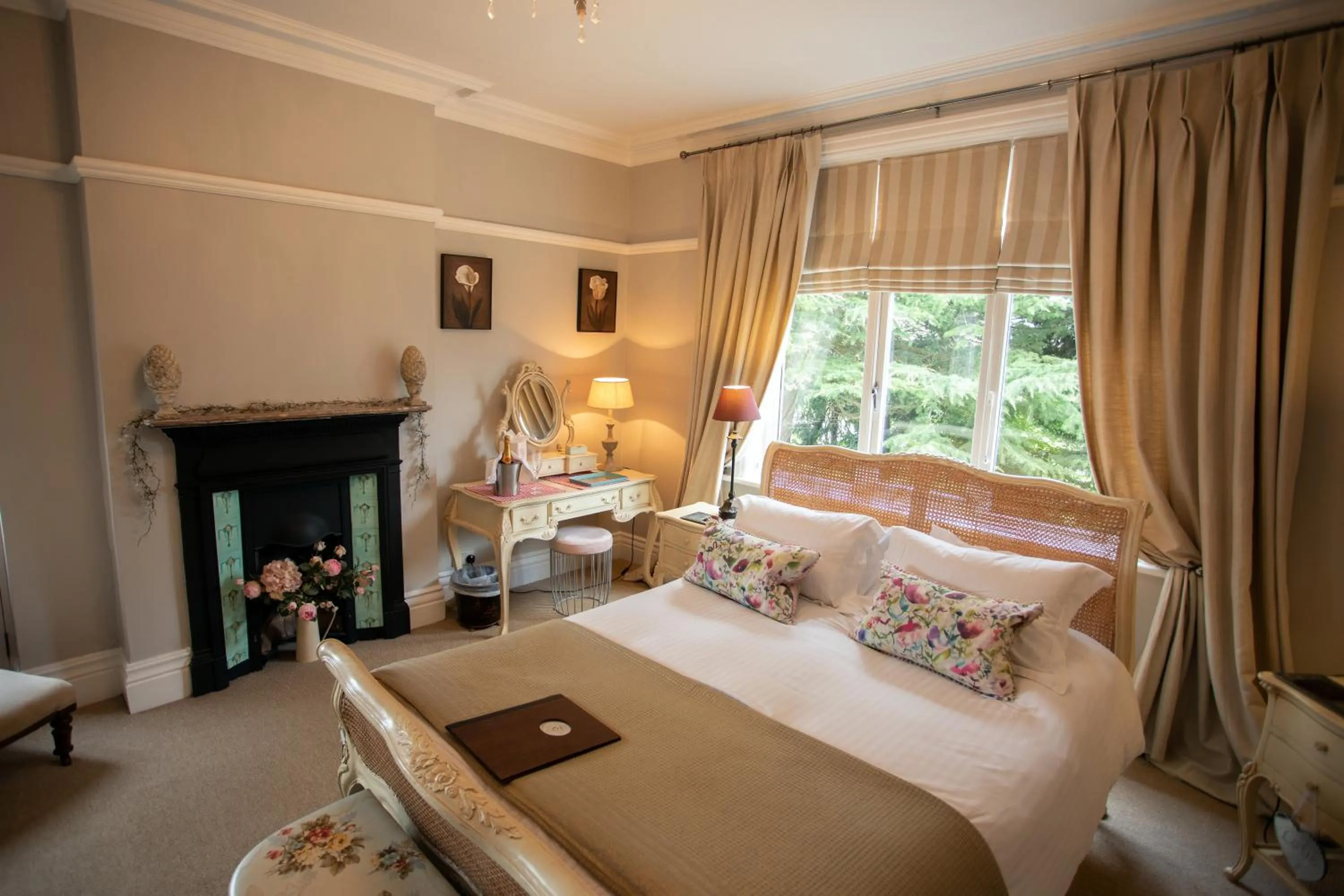 Bed in Treherne House & The Malvern Retreat