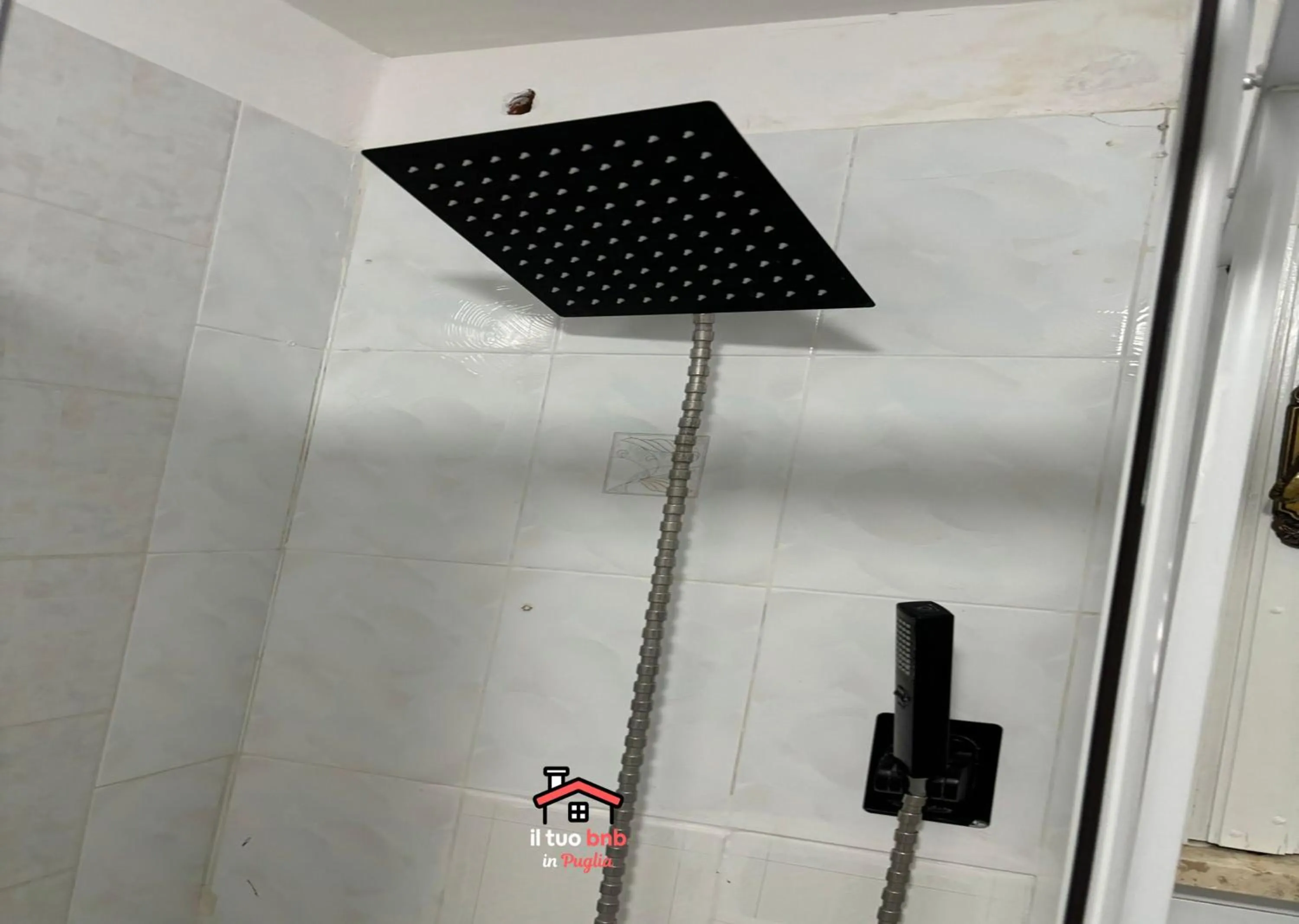 Shower in Casa Bianca bnb,Big Terrace,10 min Airport Beaches