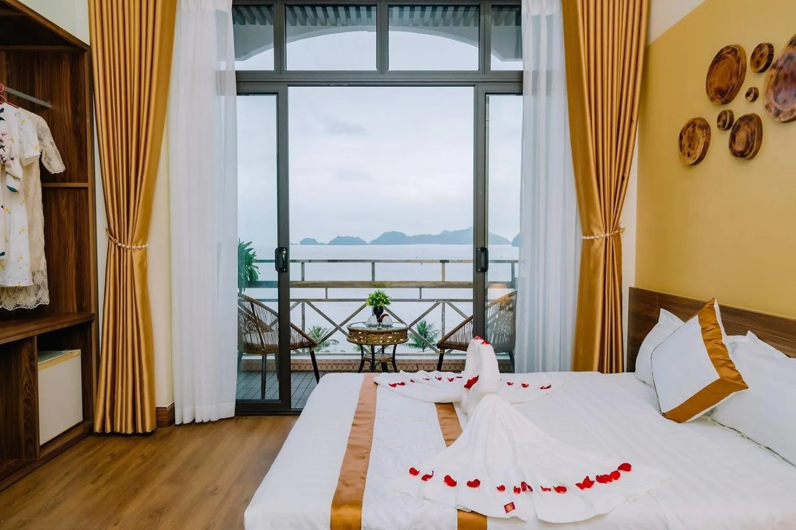 Lang Chai Metrpolis Cat Ba Hotel and Restaurant