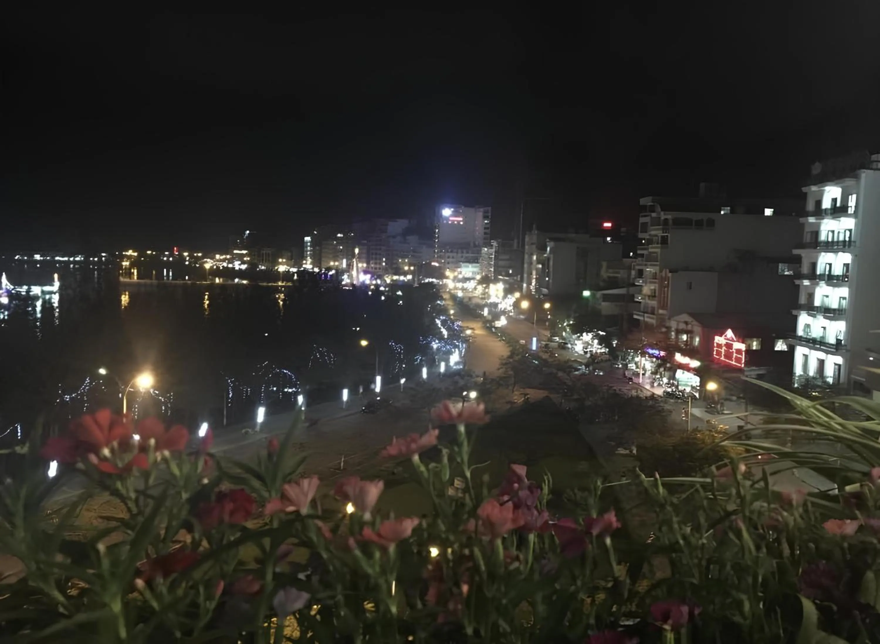 Lang Chai Metrpolis Cat Ba Hotel and Restaurant