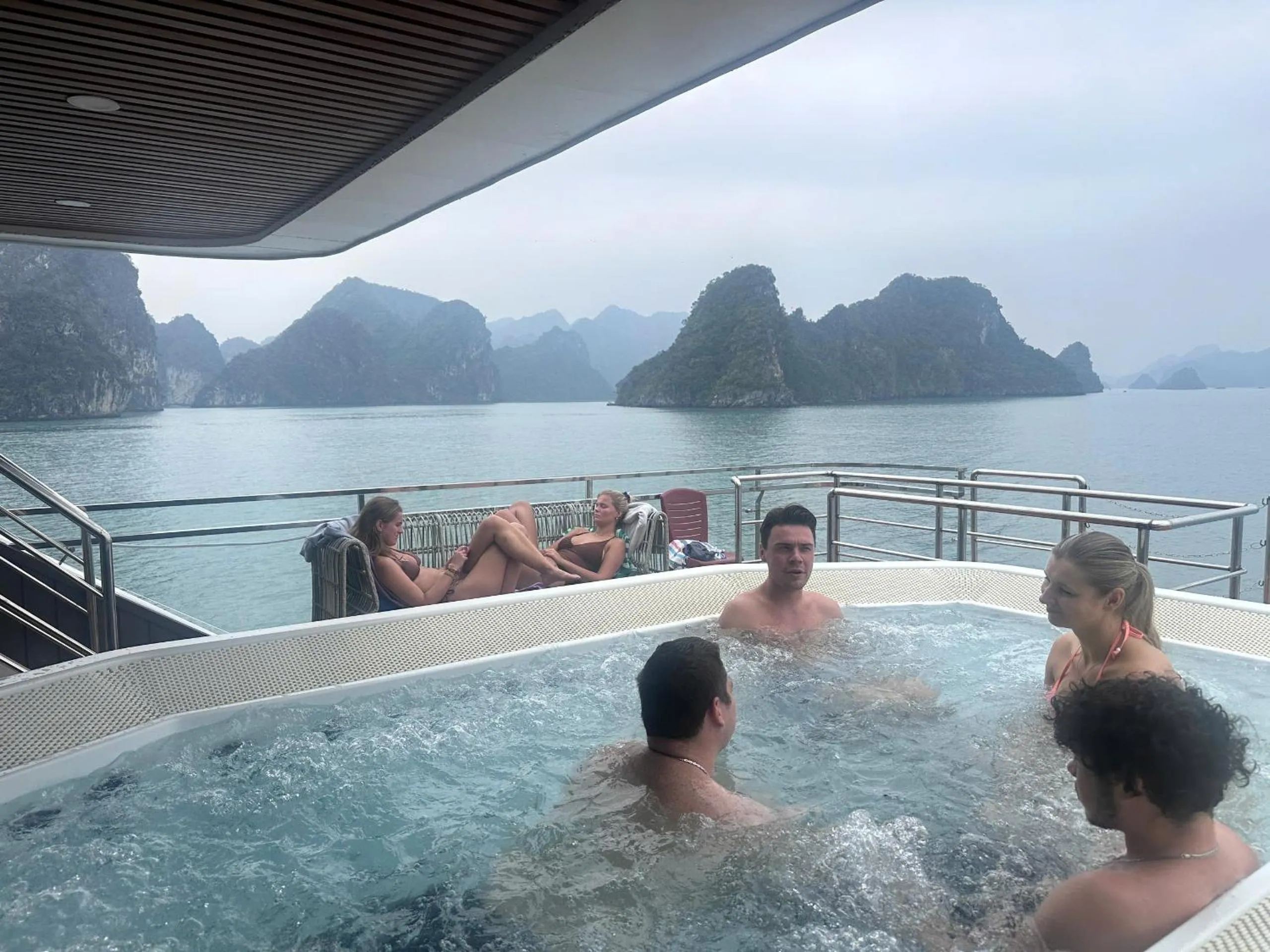 Lang Chai Metrpolis Cat Ba Hotel and Restaurant