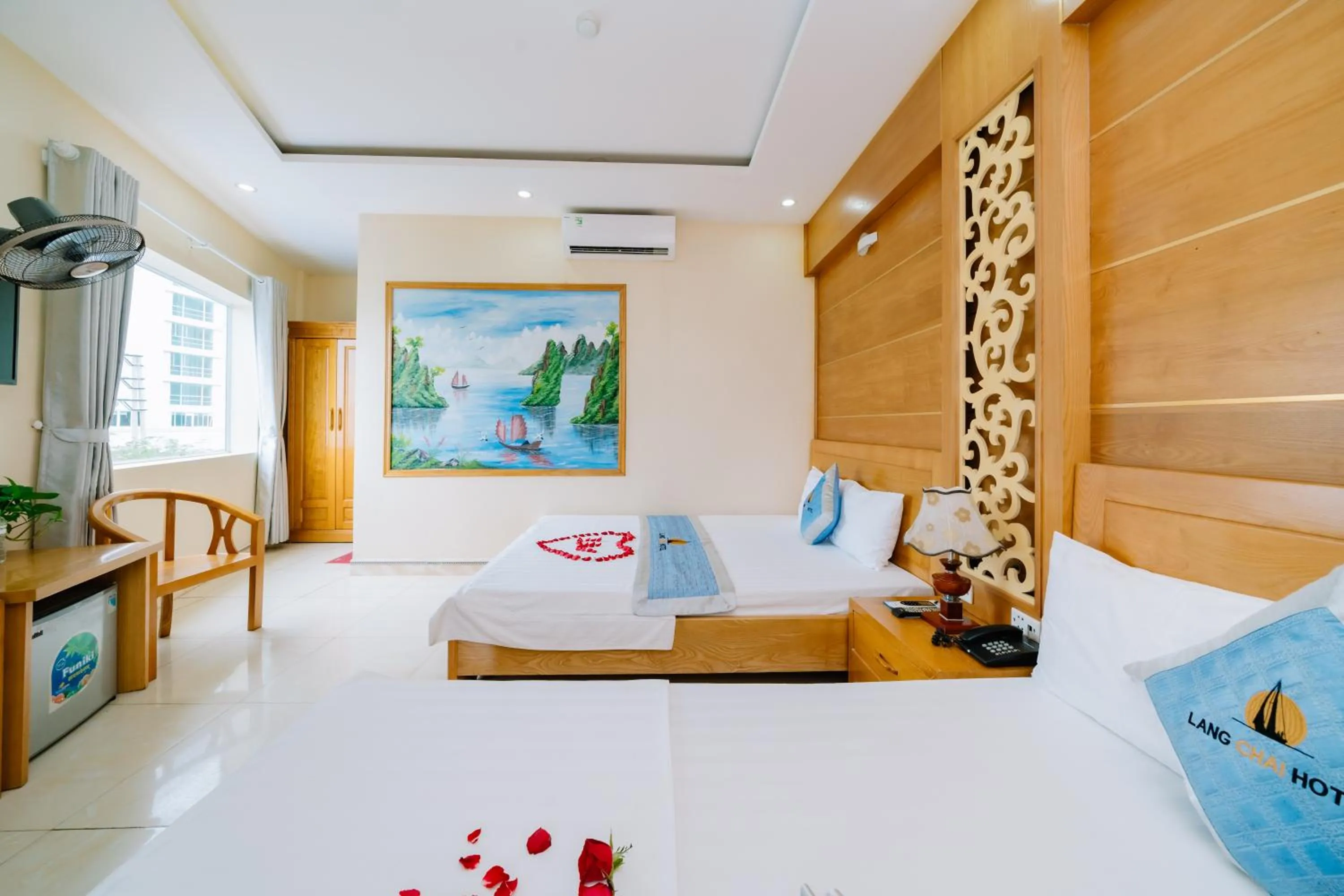 Lang Chai Metrpolis Cat Ba Hotel and Restaurant