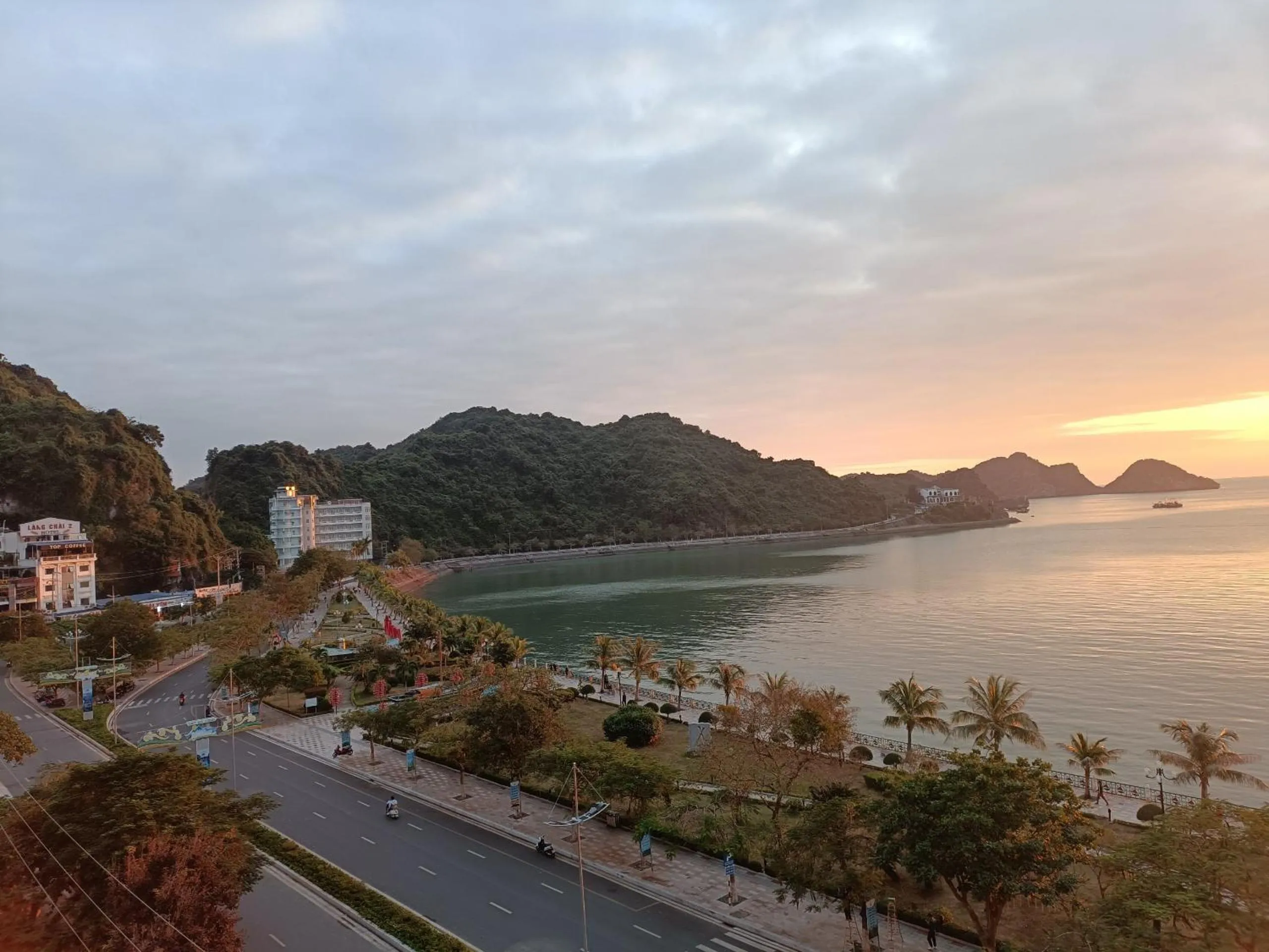 Lang Chai Metrpolis Cat Ba Hotel and Restaurant