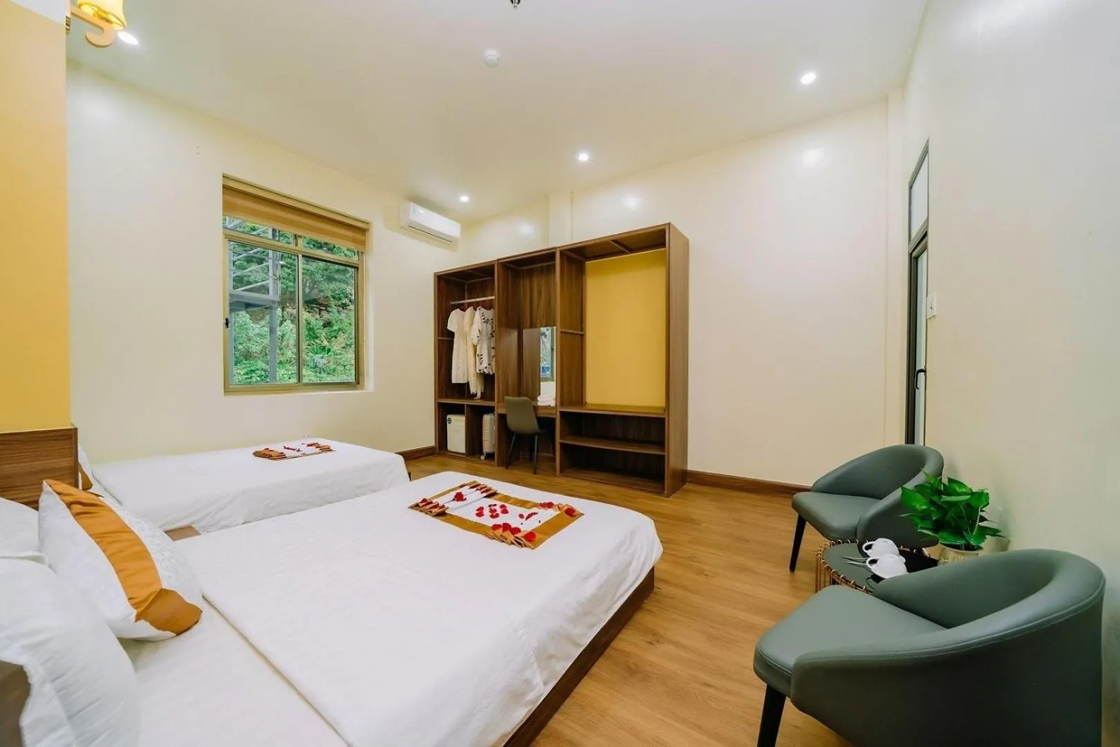 Lang Chai Metrpolis Cat Ba Hotel and Restaurant