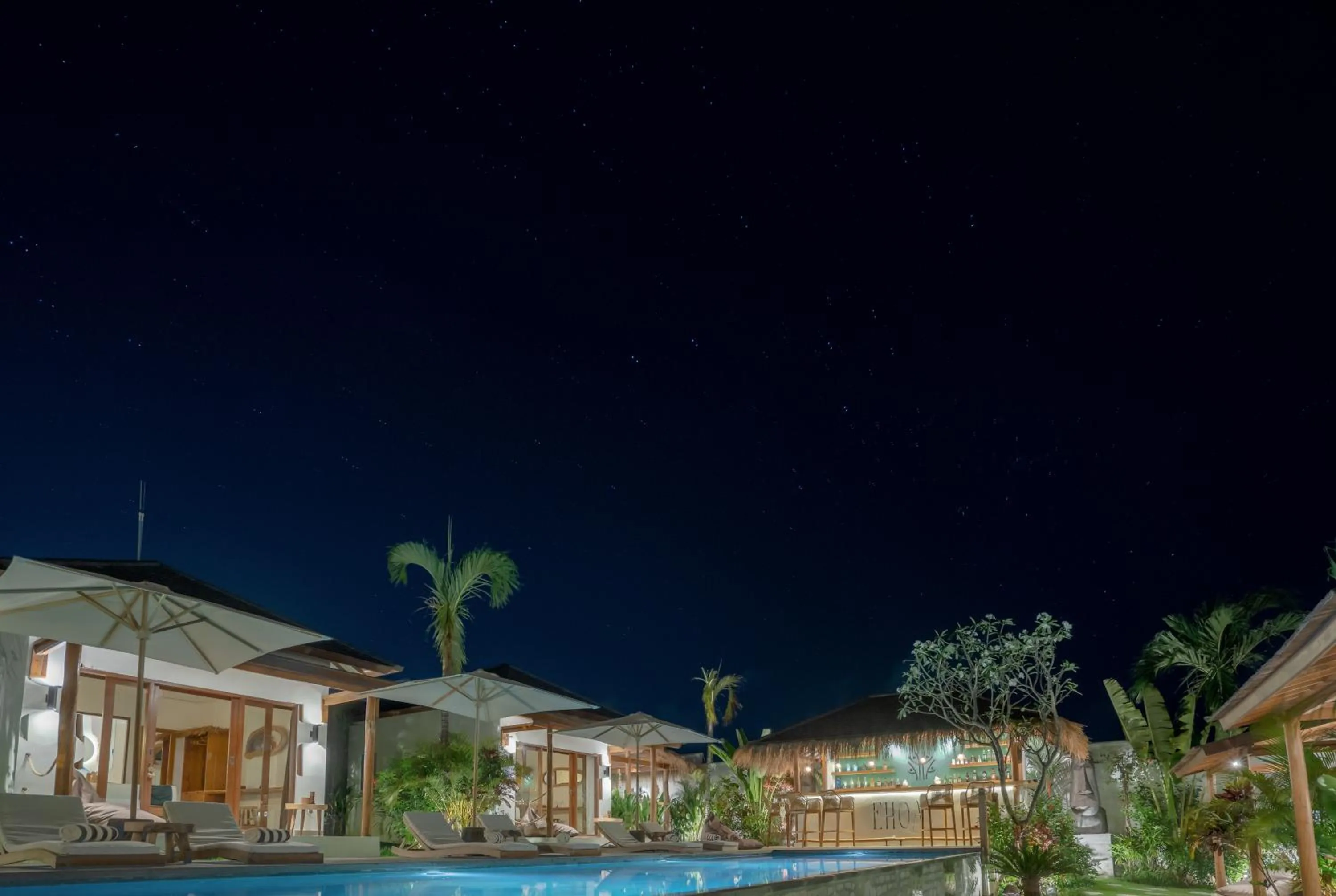 Night in EHOA NYANYI BEACH Boutique Hotel - In front of entrance to NUANU