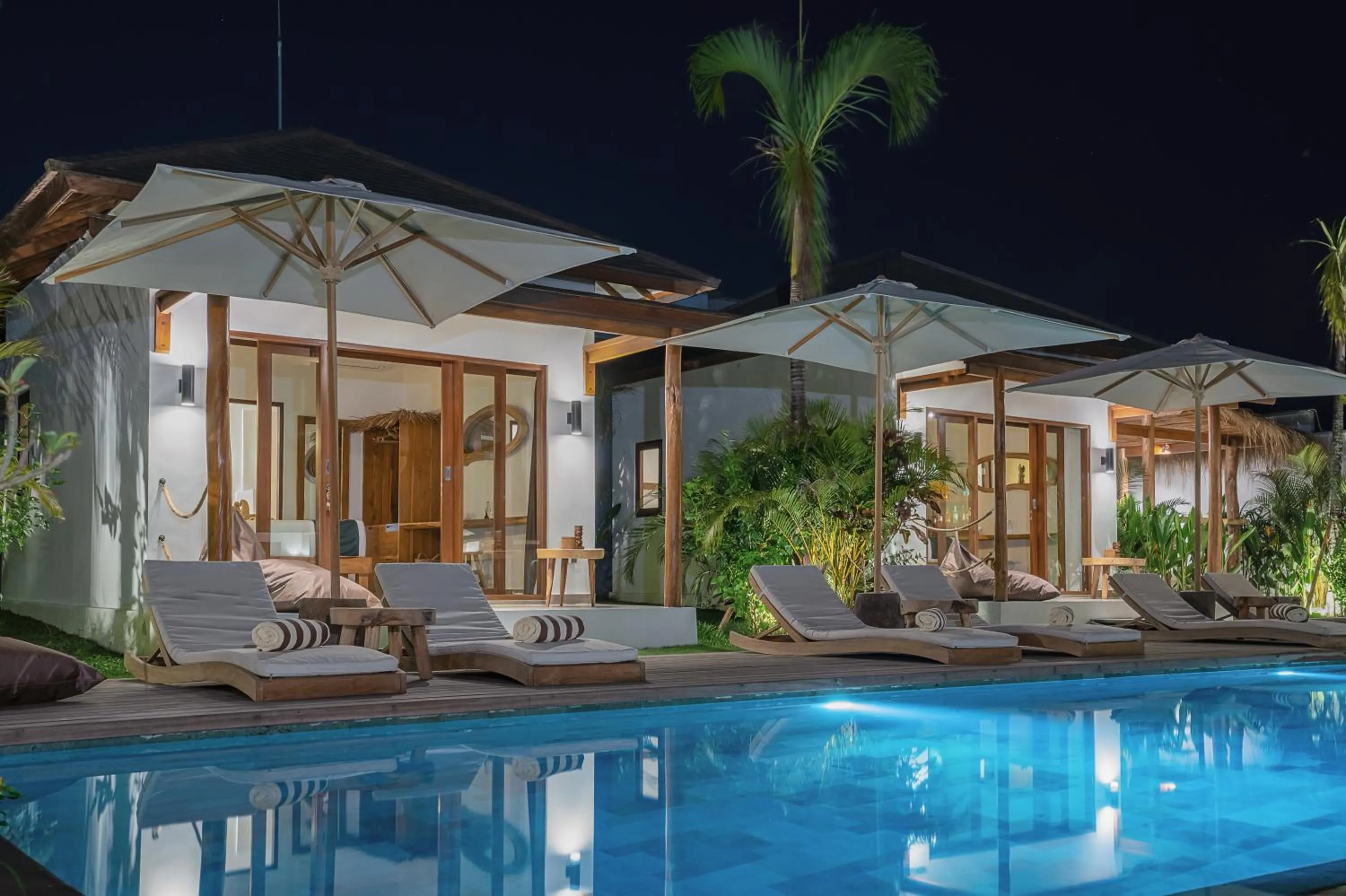 Night in EHOA NYANYI BEACH Boutique Hotel - In front of entrance to NUANU