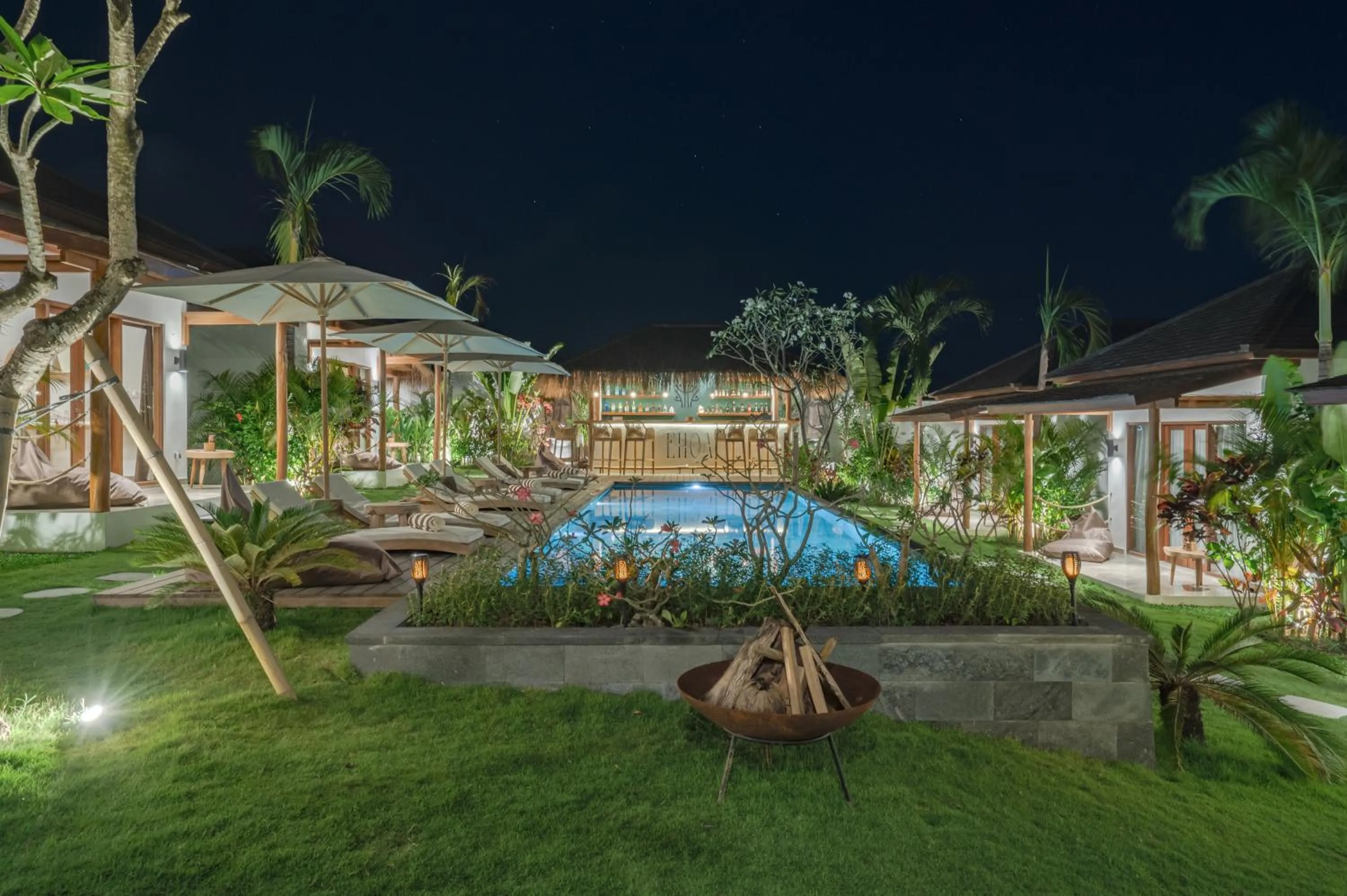 Garden in EHOA NYANYI BEACH Boutique Hotel - In front of entrance to NUANU