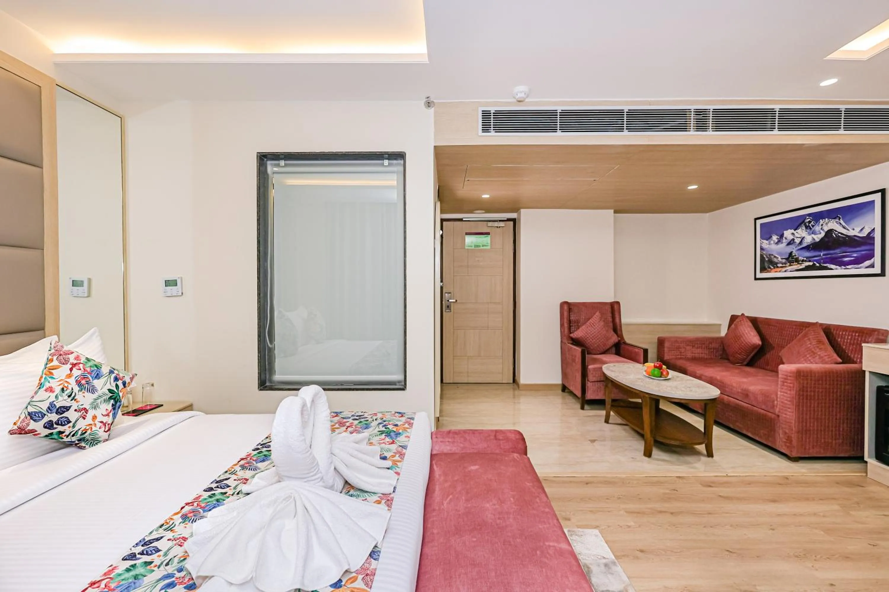 Living room, Bed in Regenta Inn Luxinna Heights Mcleodganj