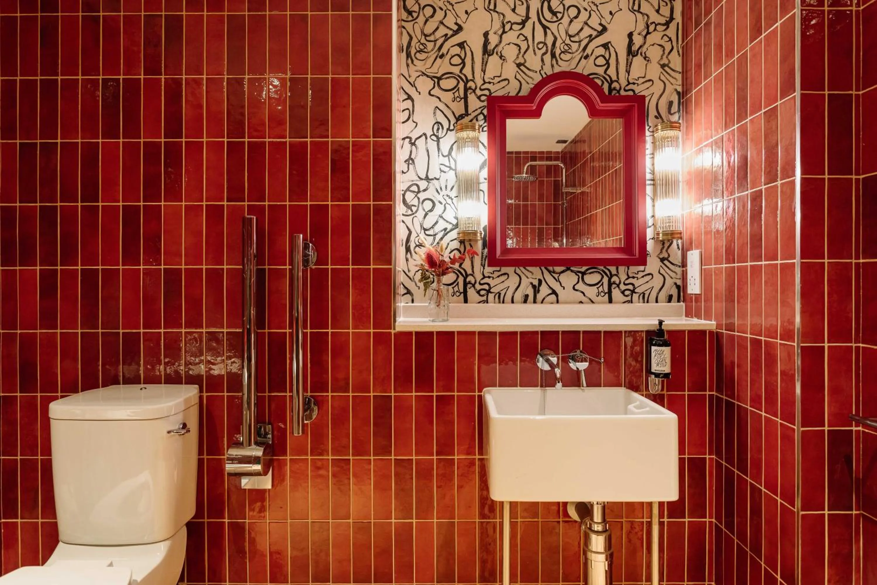 Bathroom in room2 Belfast Hometel