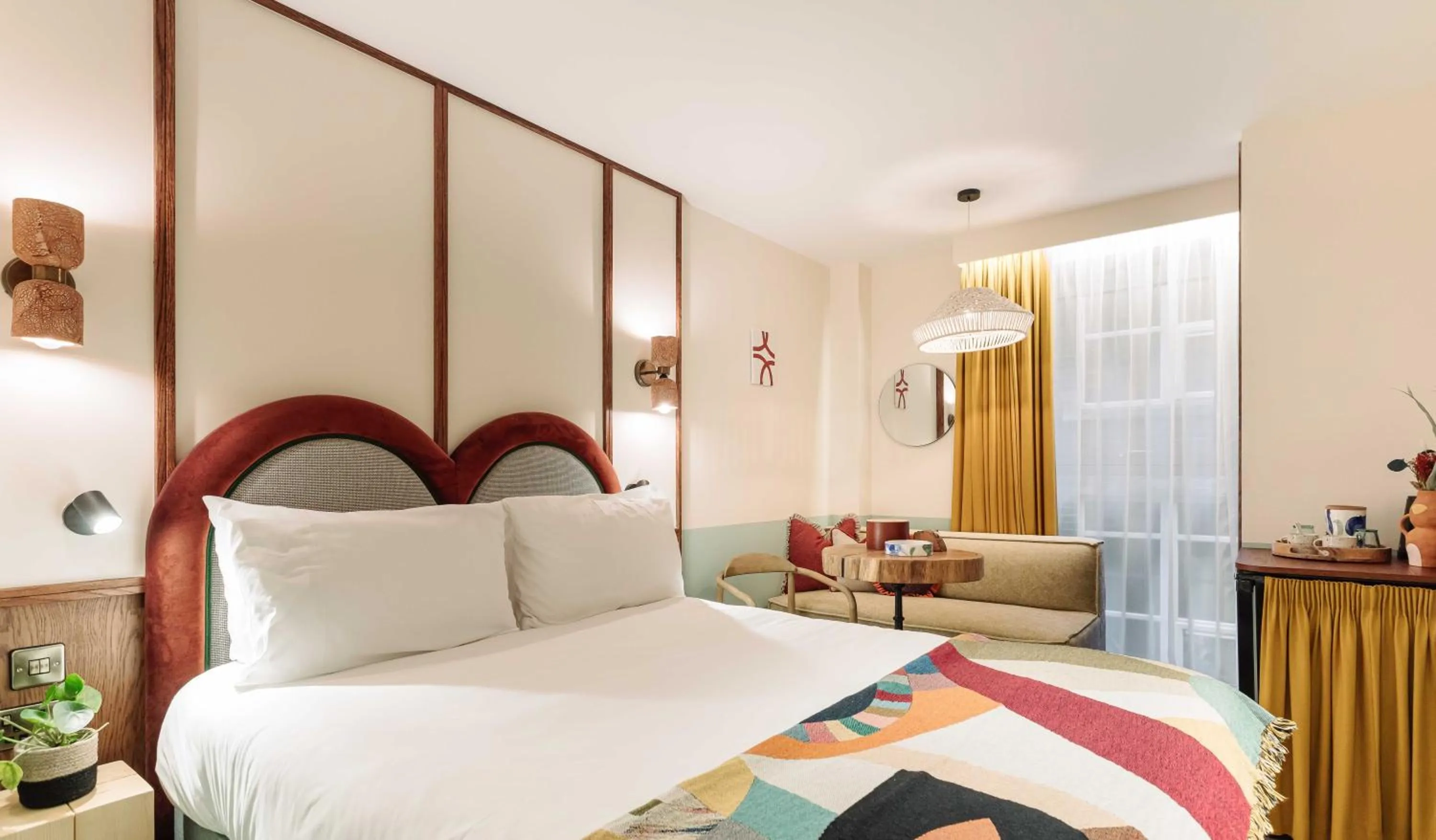 Photo of the whole room, Bed in room2 Belfast Hometel