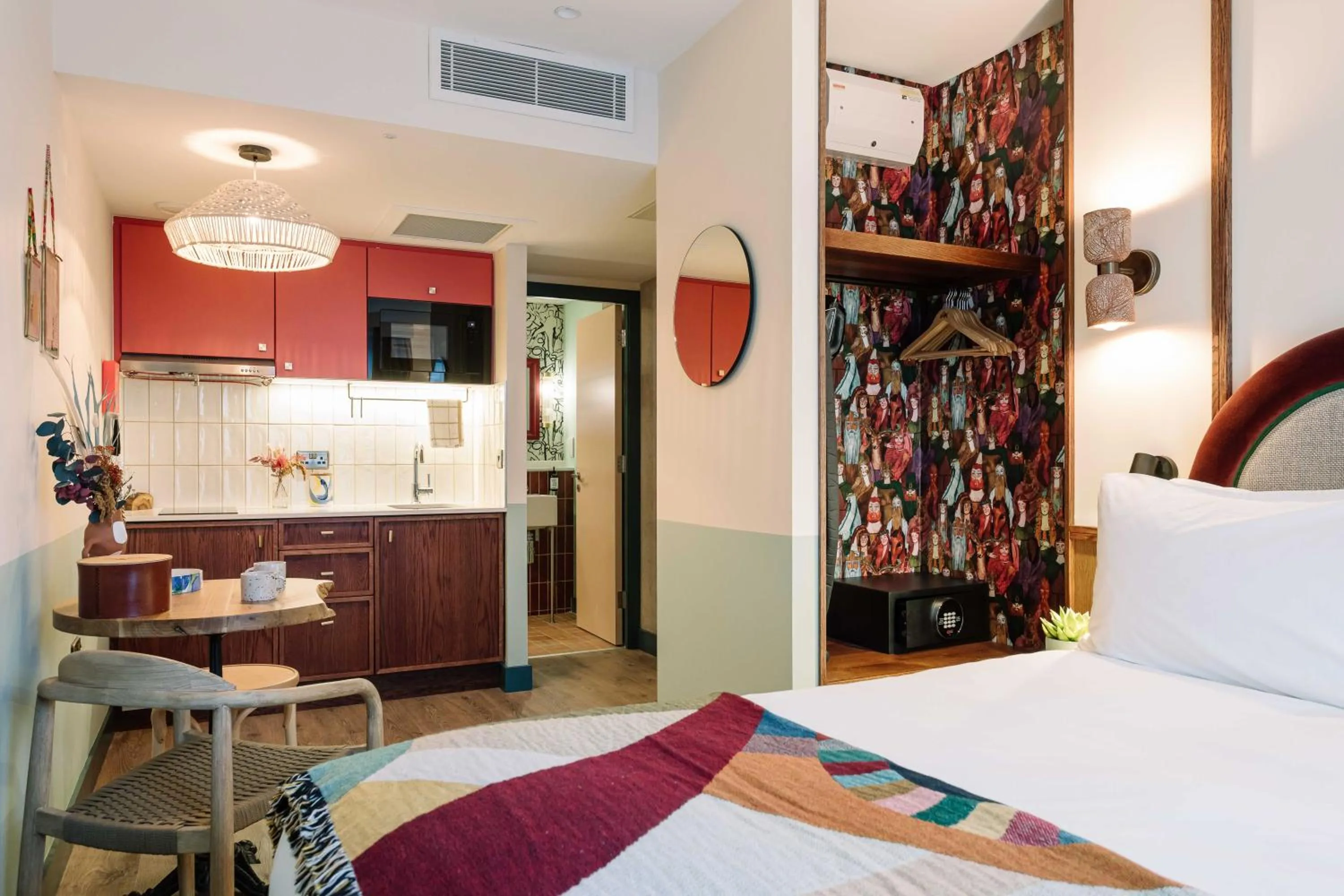 Photo of the whole room, Bed in room2 Belfast Hometel