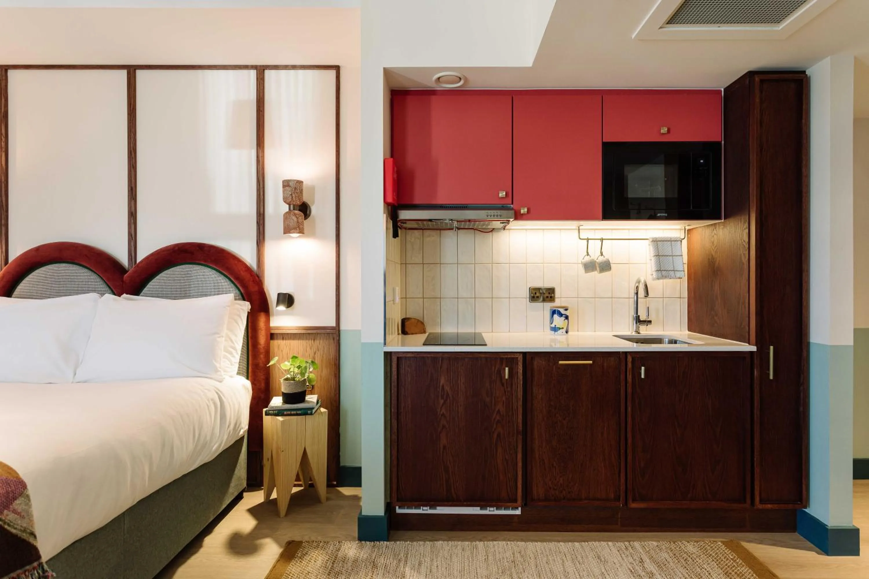 Kitchen or kitchenette, Bed in room2 Belfast Hometel