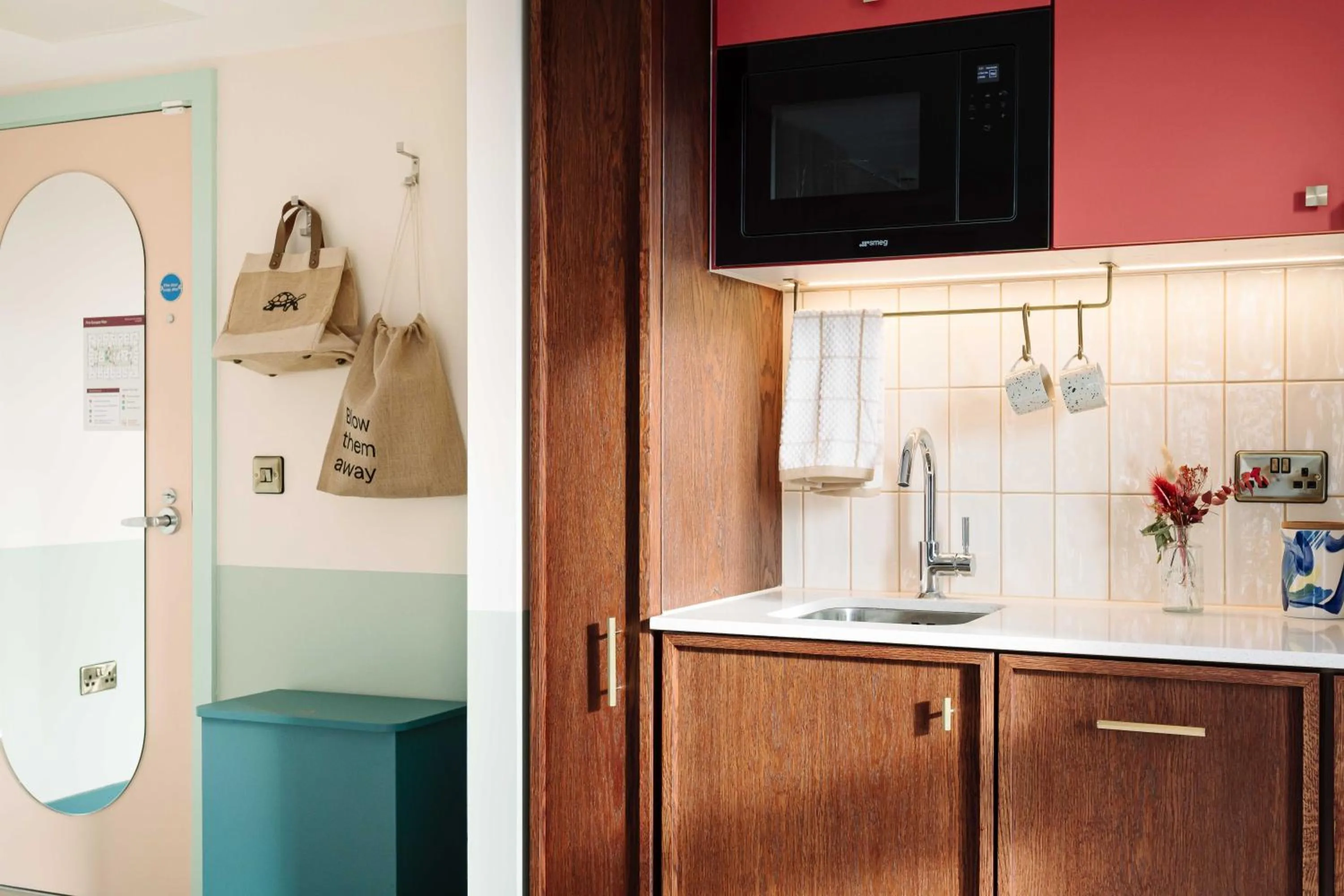 Kitchen or kitchenette in room2 Belfast Hometel