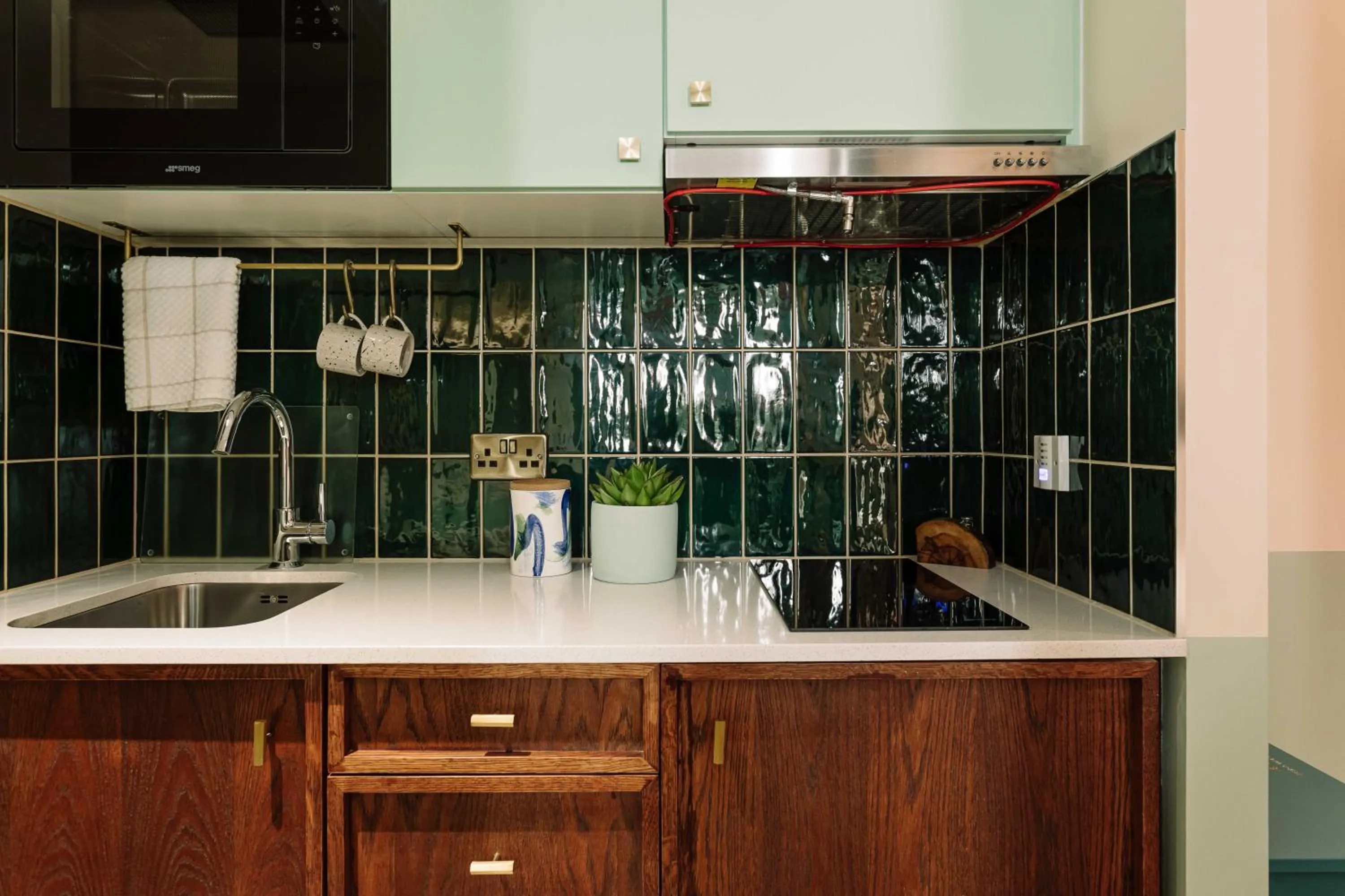 Kitchen or kitchenette in room2 Belfast Hometel