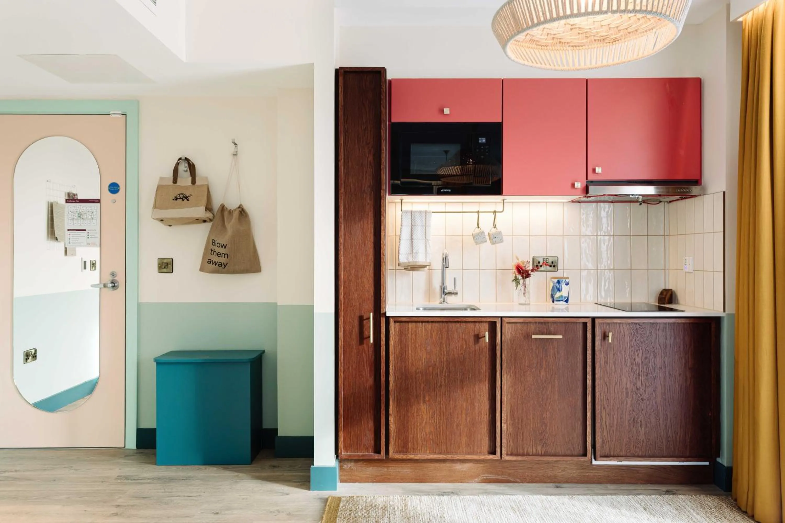 Kitchen or kitchenette in room2 Belfast Hometel