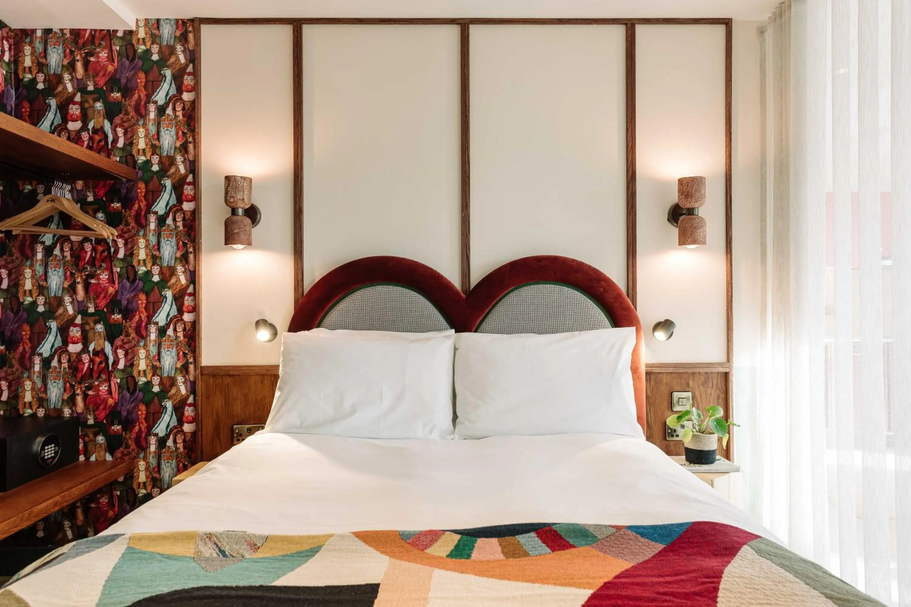 Bed in room2 Belfast Hometel