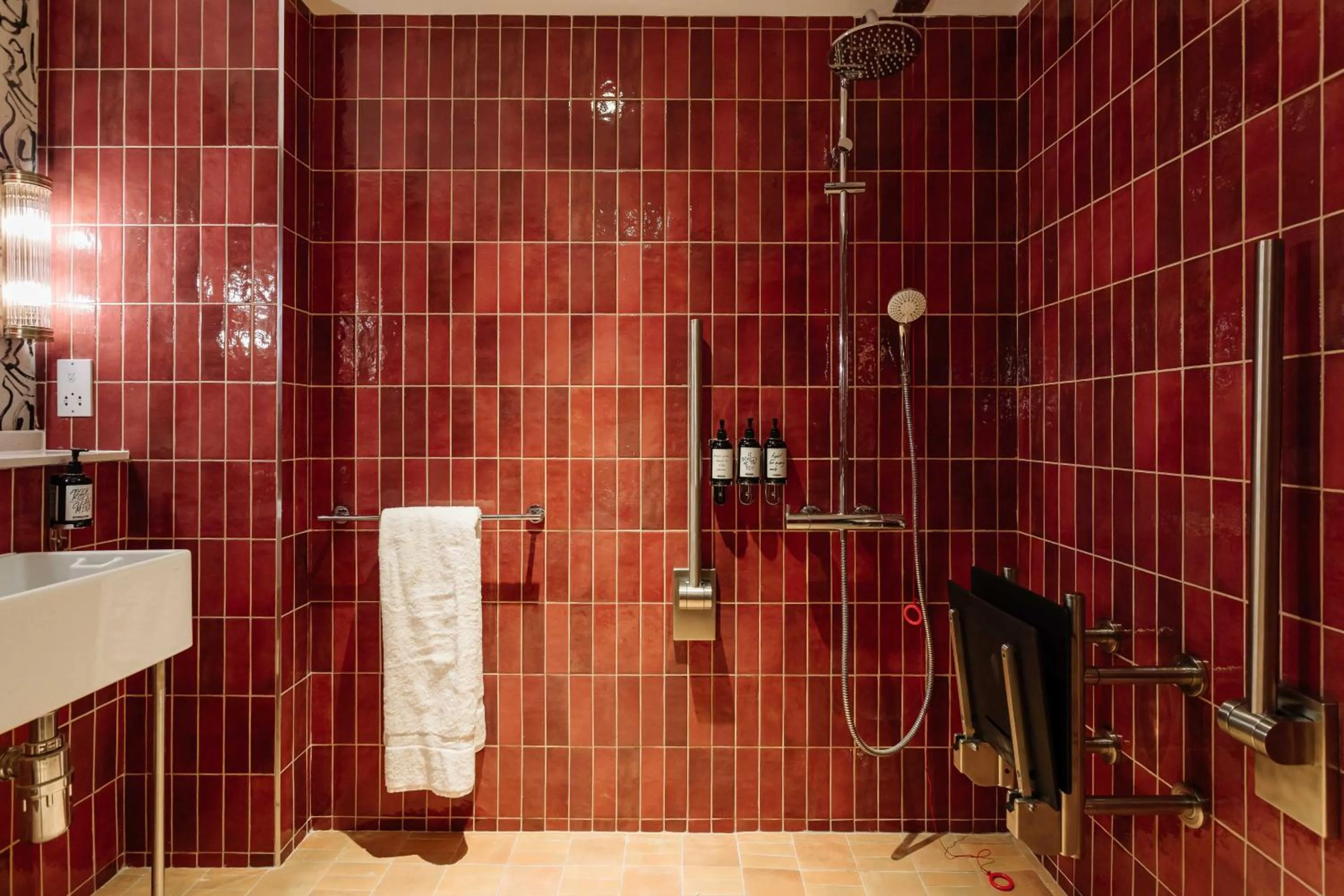 Bathroom in room2 Belfast Hometel