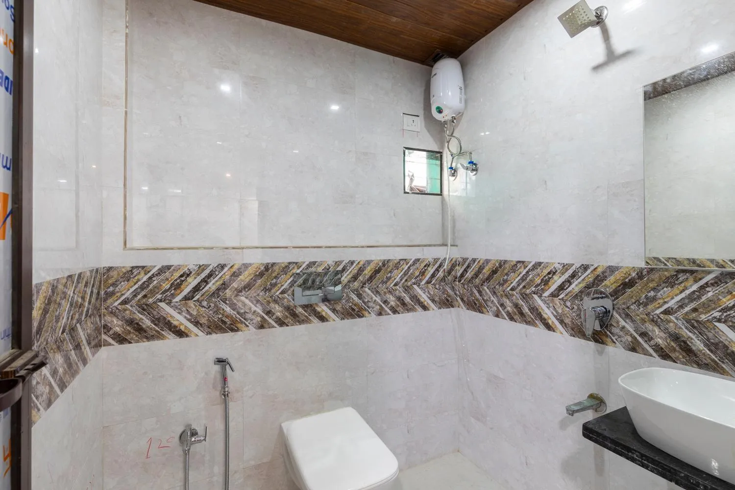 Shower in Hotel Samrat Palace