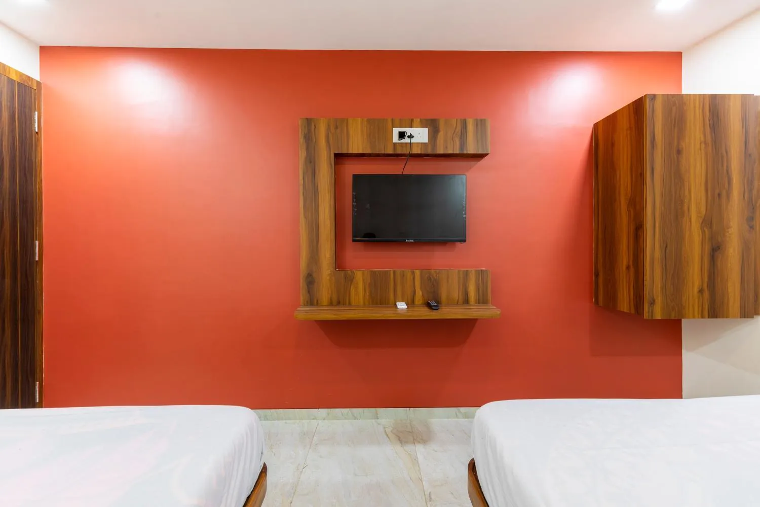 Communal lounge/ TV room, Bed in Hotel Samrat Palace