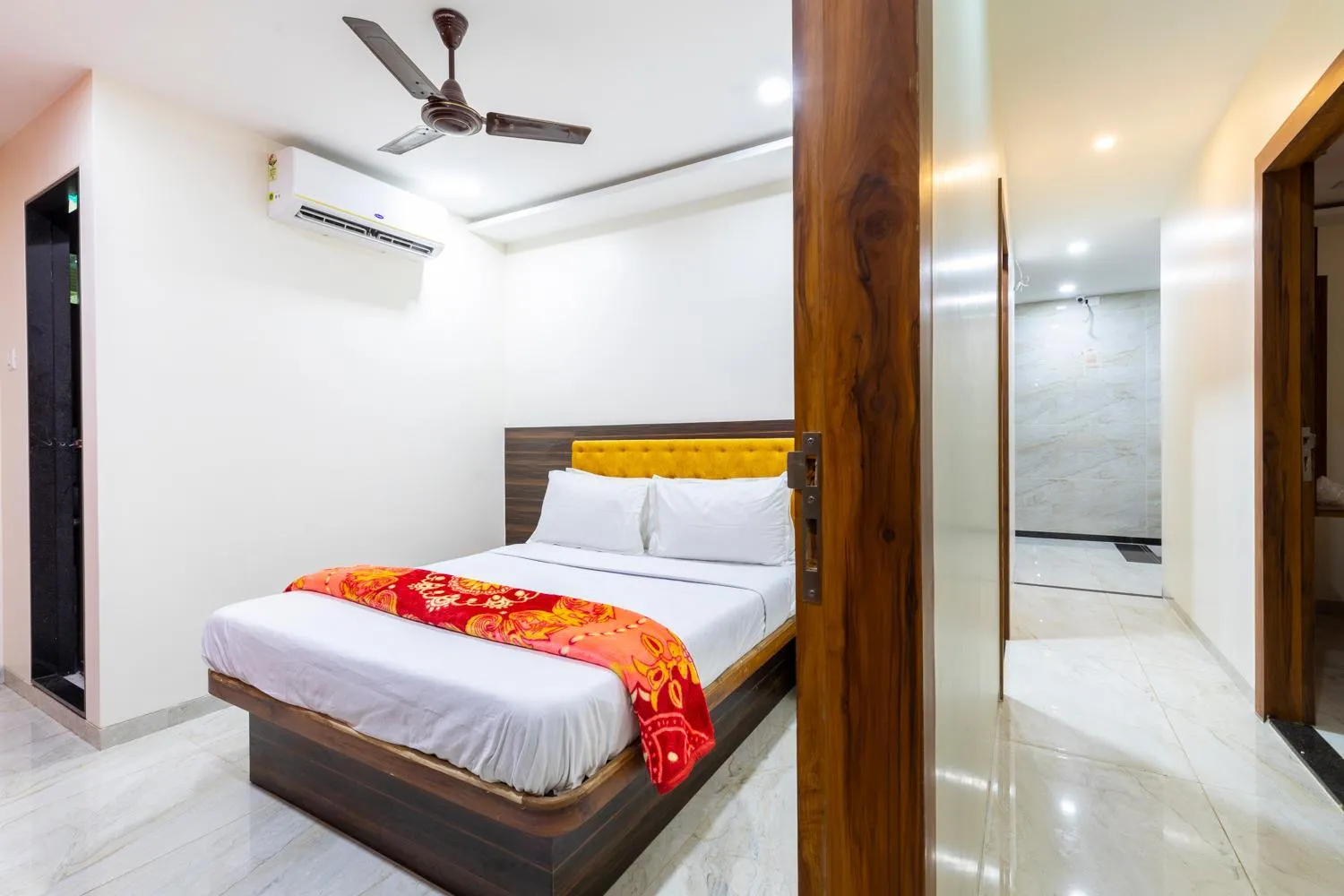 Bed in Hotel Samrat Palace