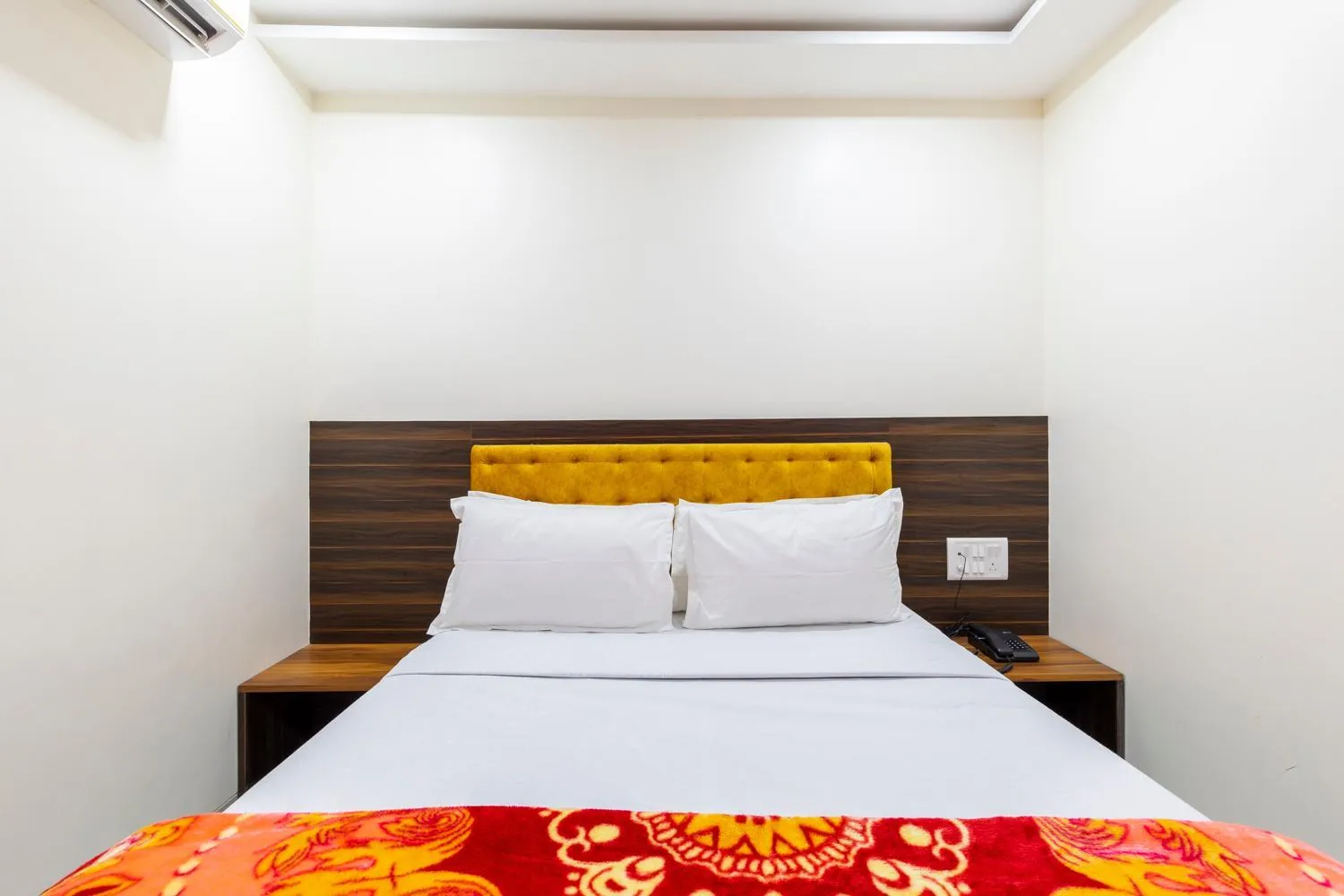 Bed in Hotel Samrat Palace