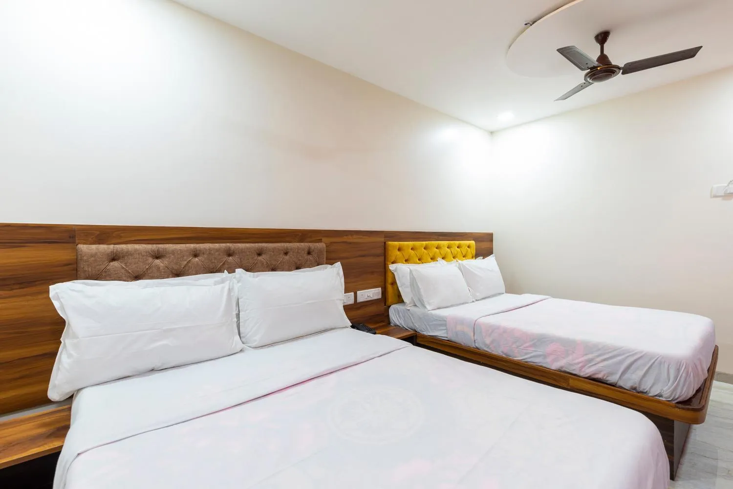 Bed in Hotel Samrat Palace