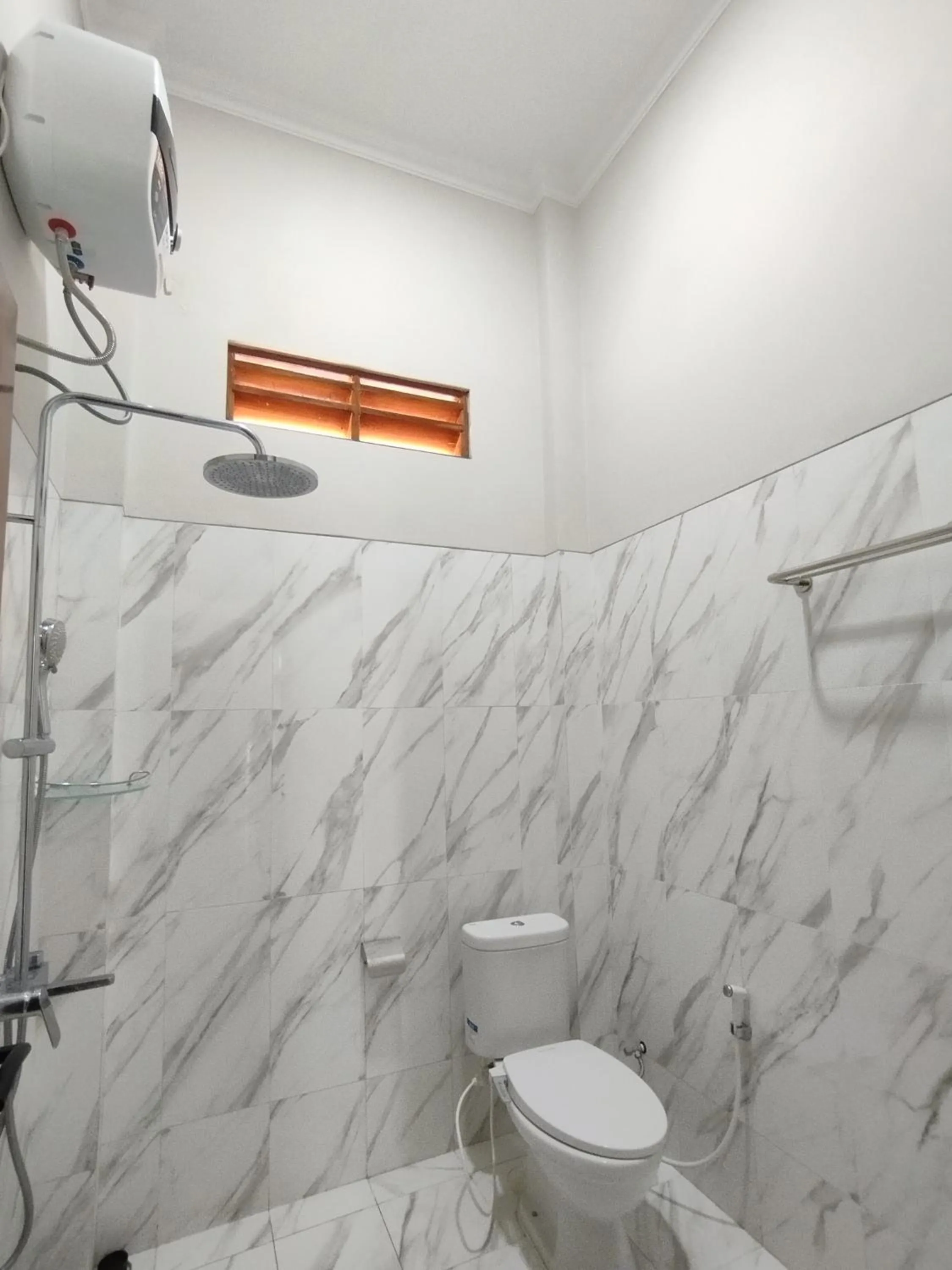 Shower in Saira Hotel dan Homestay Syariah