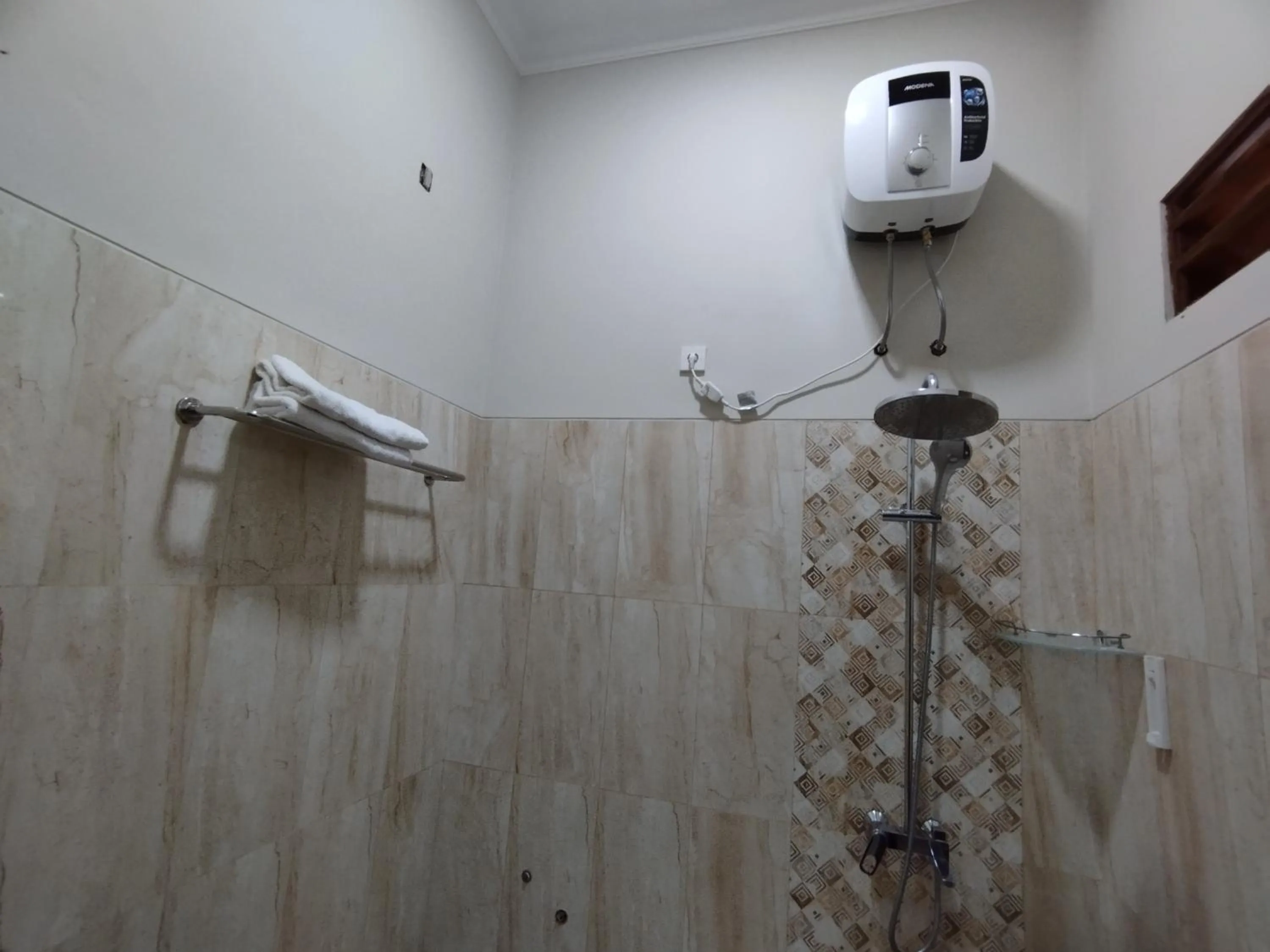 Shower in Saira Hotel dan Homestay Syariah