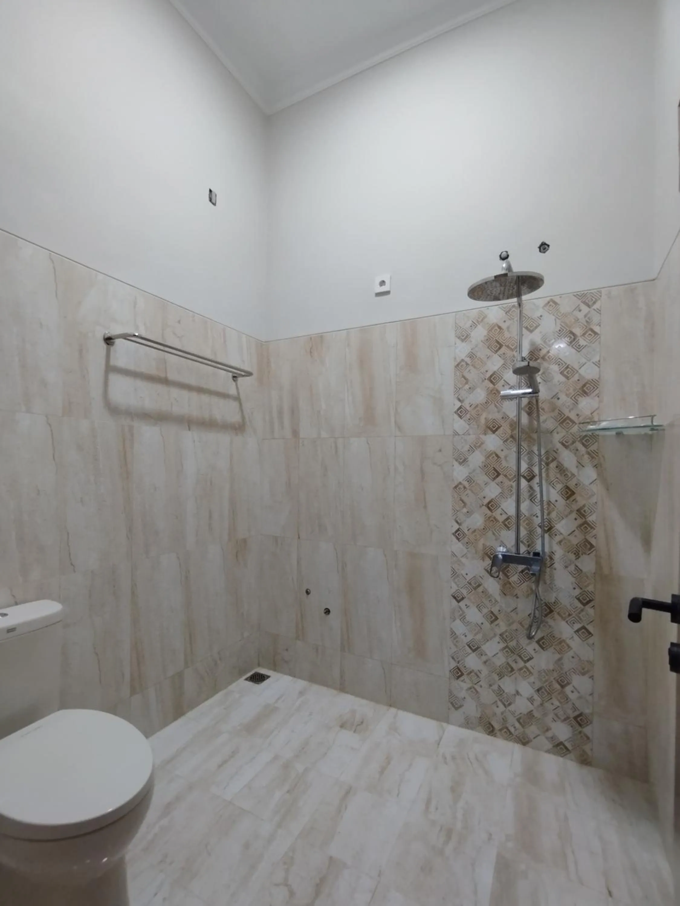 Shower in Saira Hotel dan Homestay Syariah