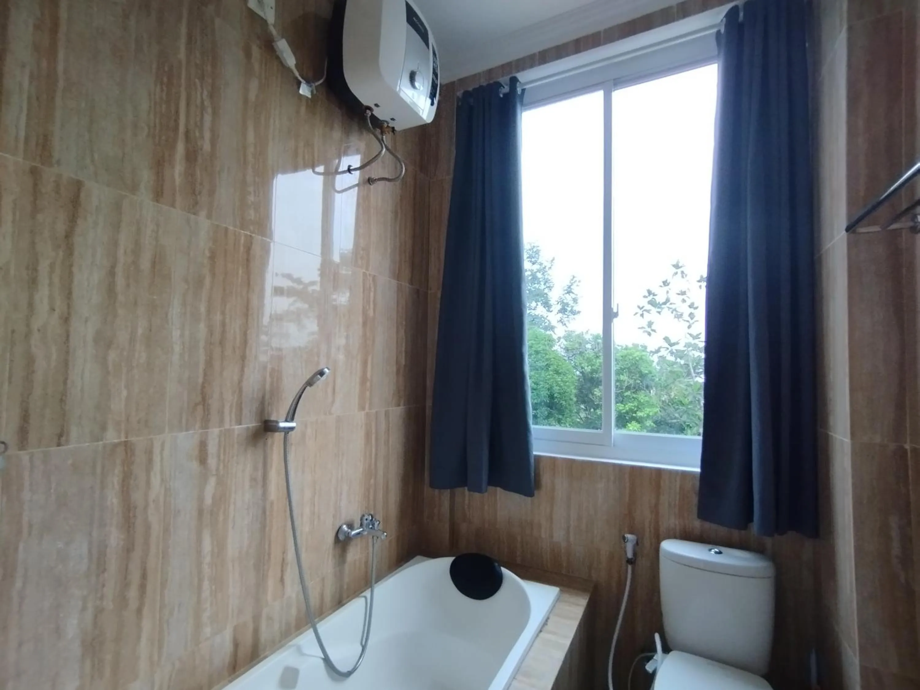 Shower in Saira Hotel dan Homestay Syariah