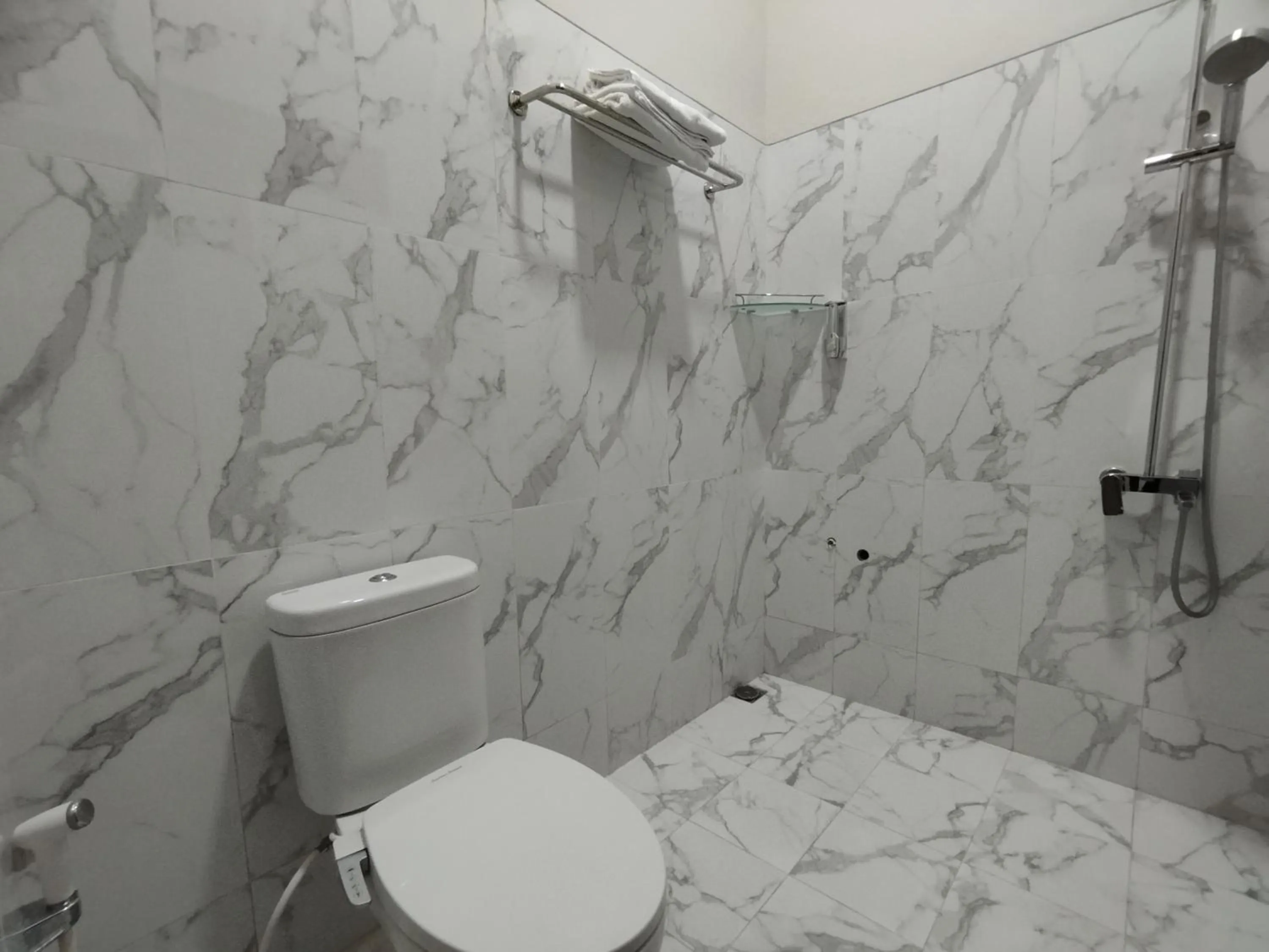 Shower in Saira Hotel dan Homestay Syariah