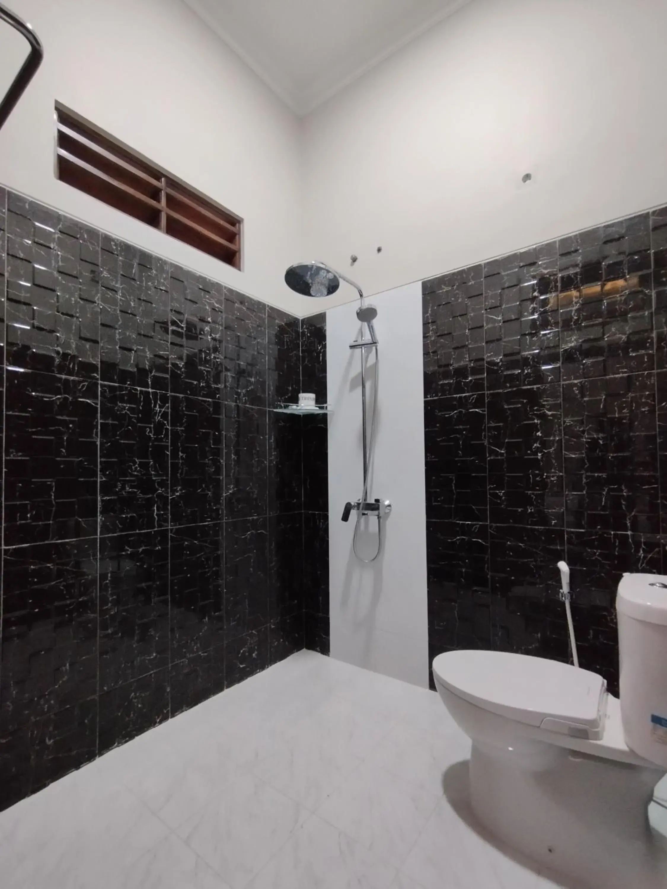 Shower in Saira Hotel dan Homestay Syariah Shower in Saira Hotel dan Homestay Syariah