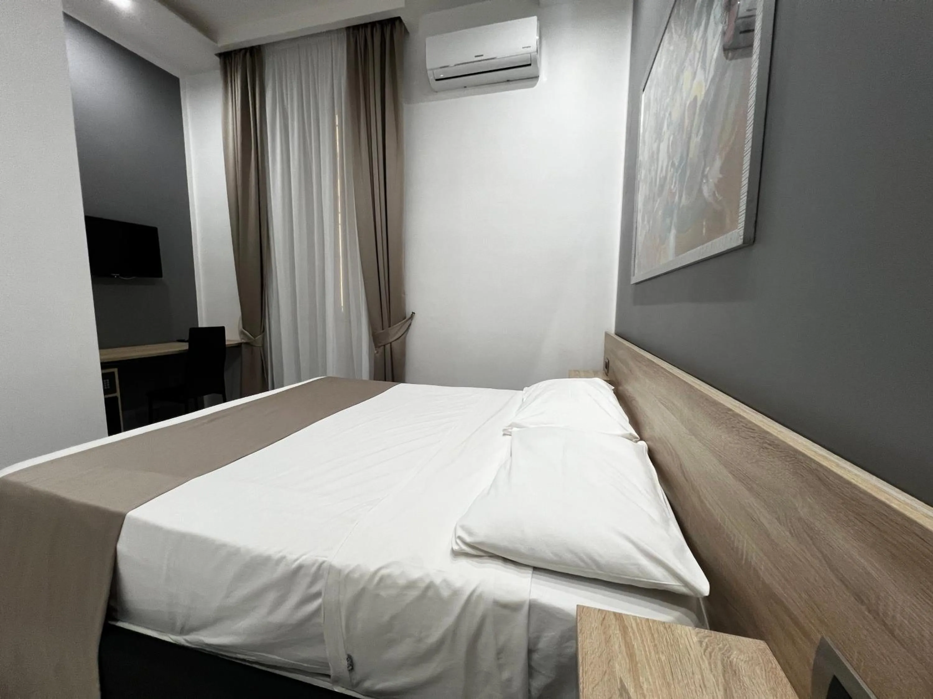 Photo of the whole room, Bed in Napoli Forever