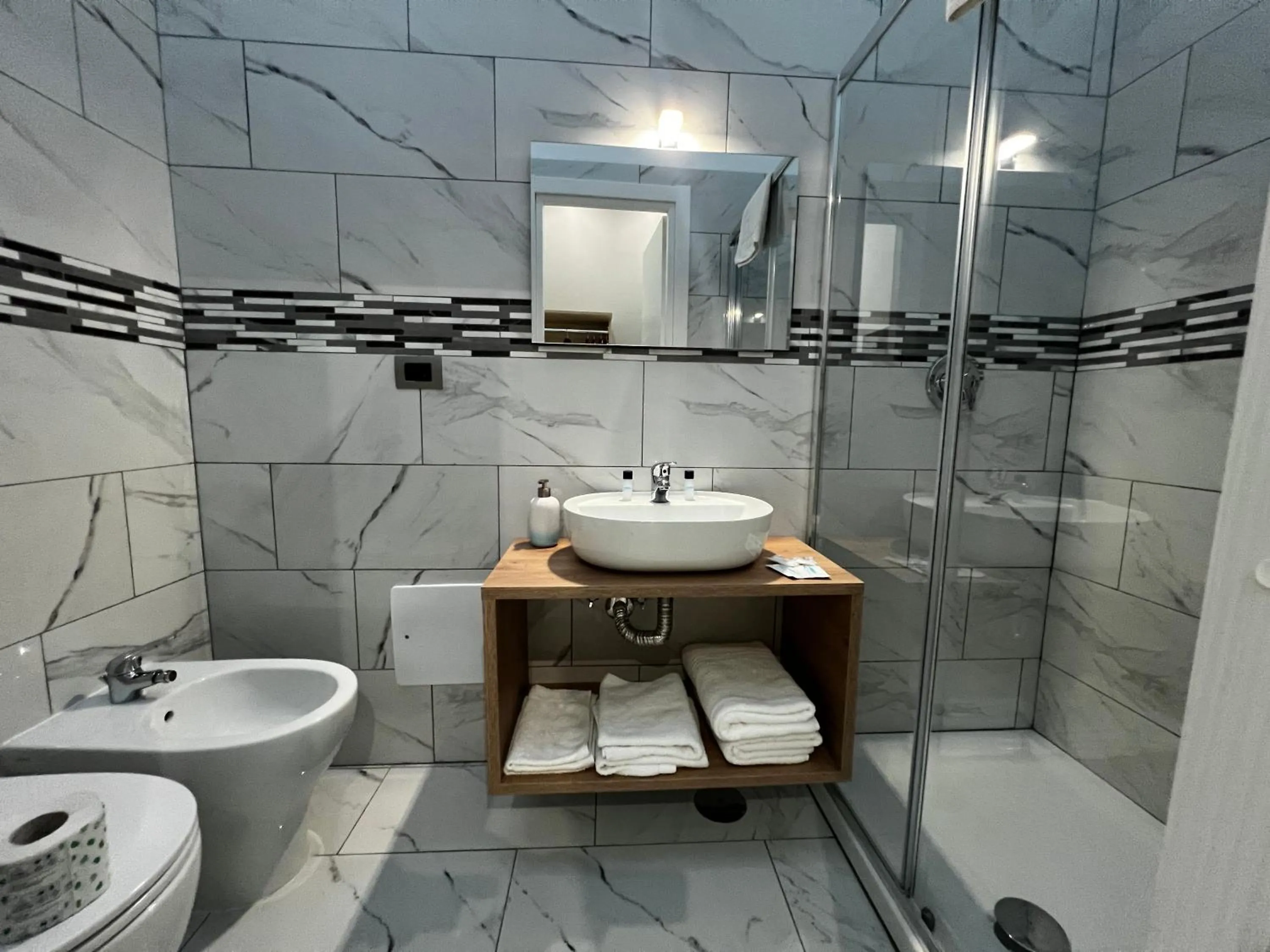 Shower in Napoli Forever