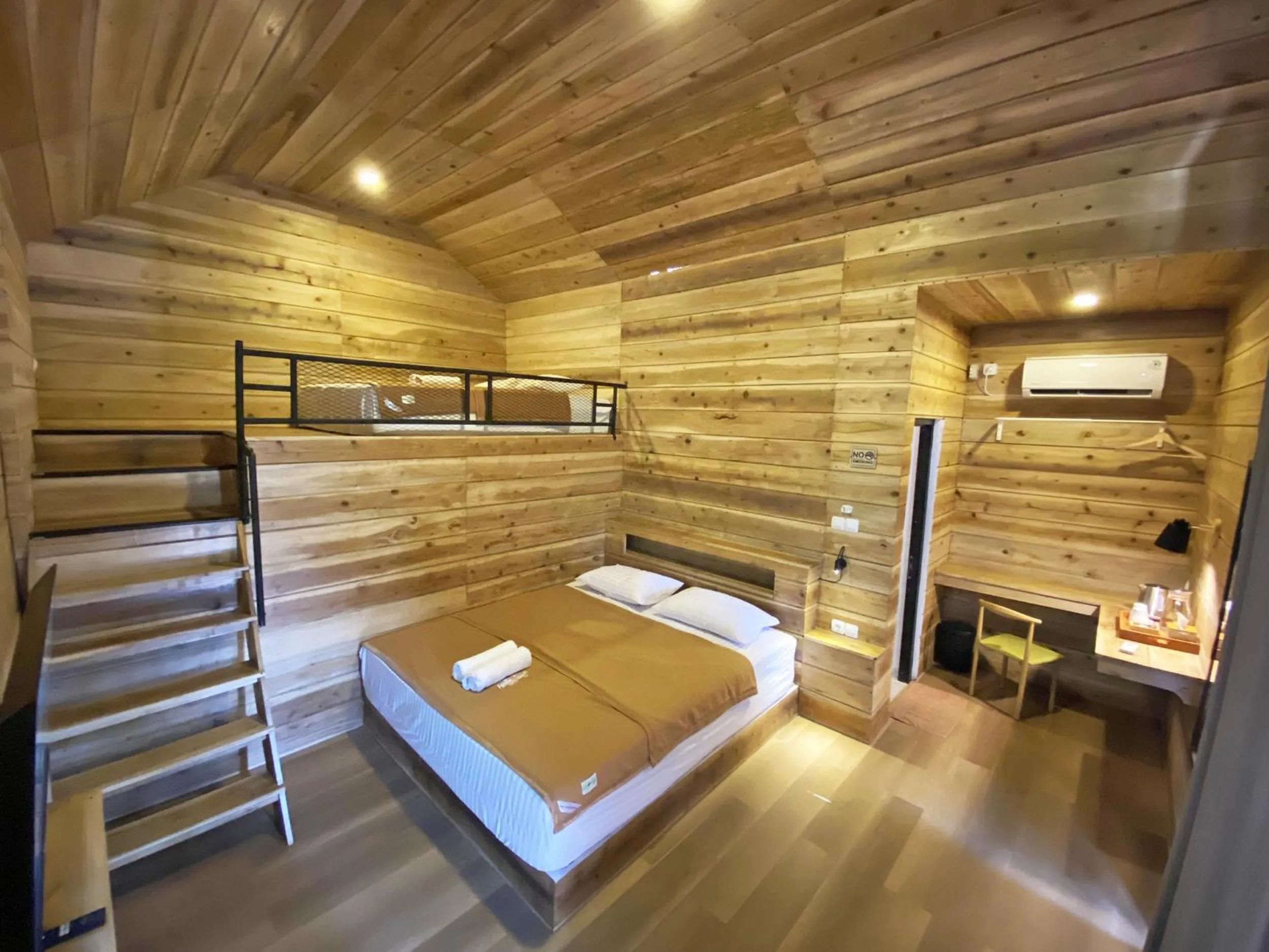 Photo of the whole room, Bed in Shine River