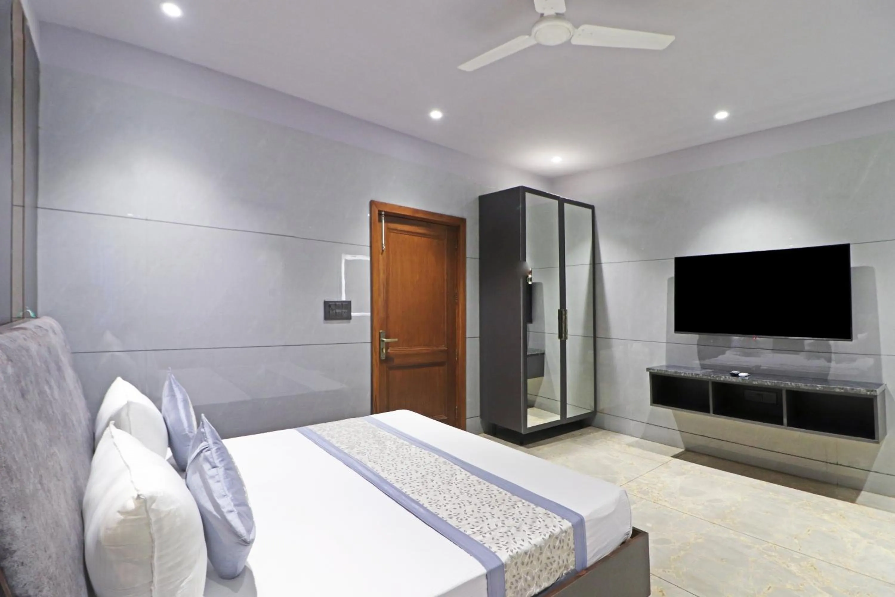 Communal lounge/ TV room, Bed in Hotel Preet Inn 05 Mints Walking Distance Nizamuddin Railway Station