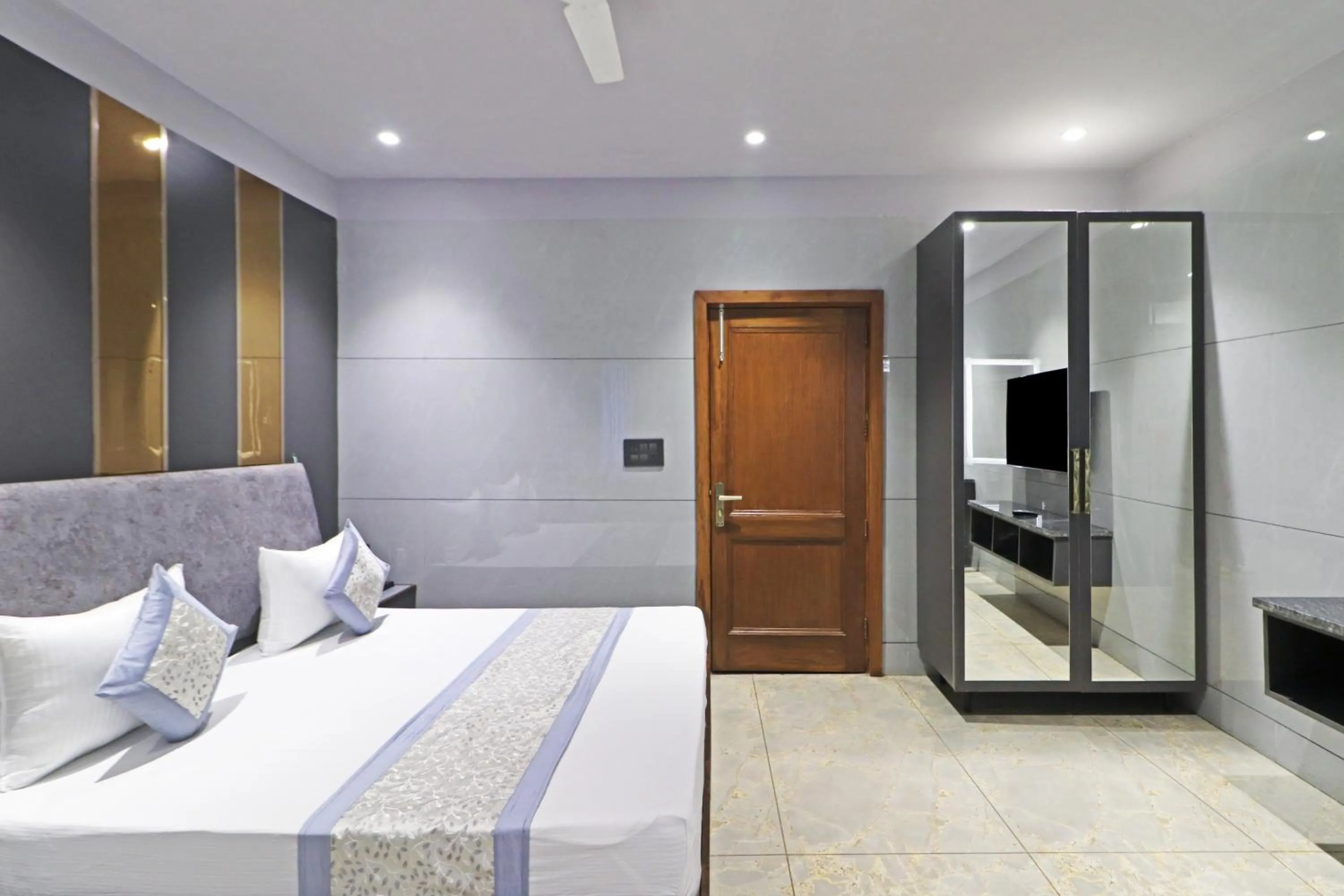 Bed in Hotel Preet Inn 05 Mints Walking Distance Nizamuddin Railway Station