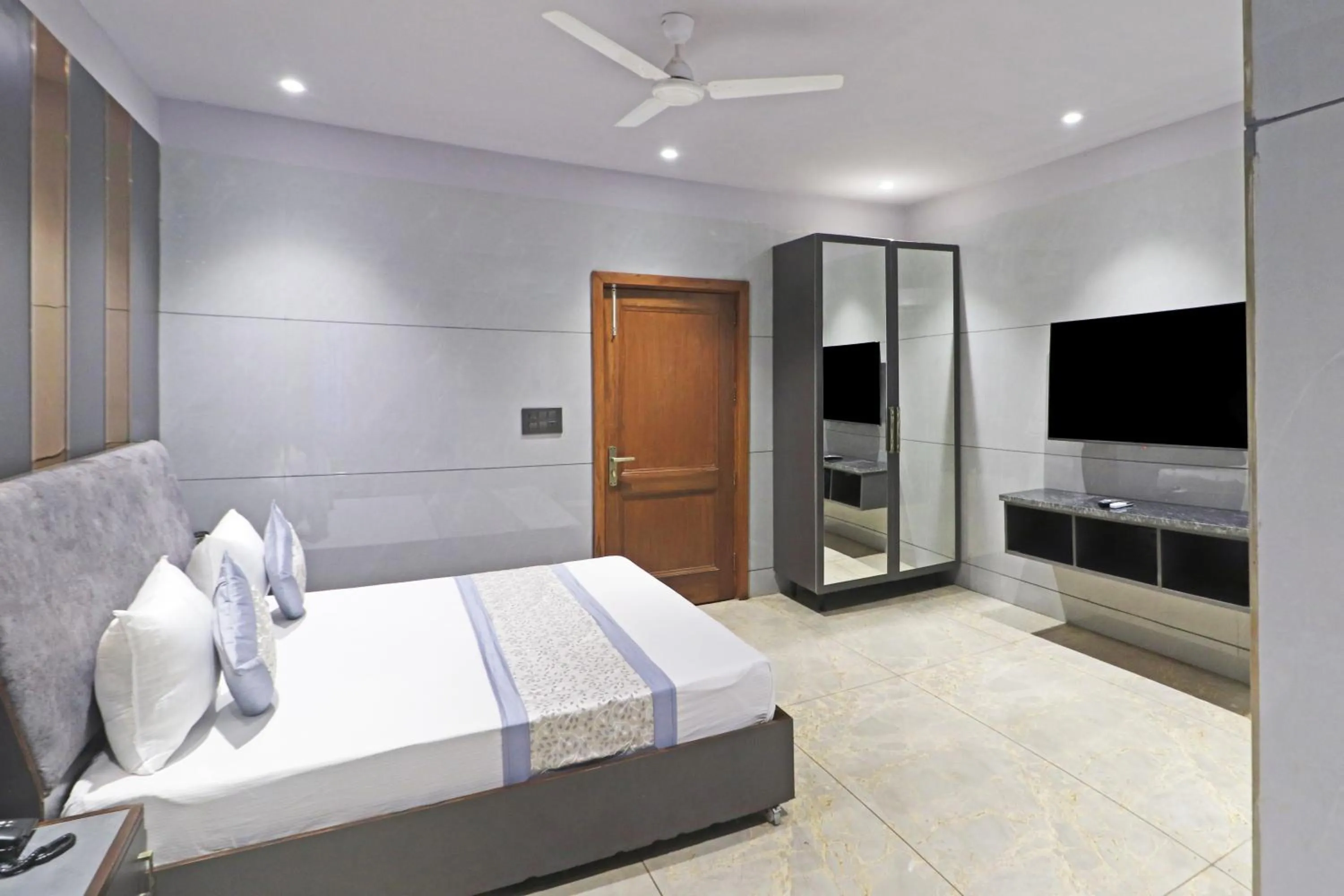 Communal lounge/ TV room, Bed in Hotel Preet Inn 05 Mints Walking Distance Nizamuddin Railway Station