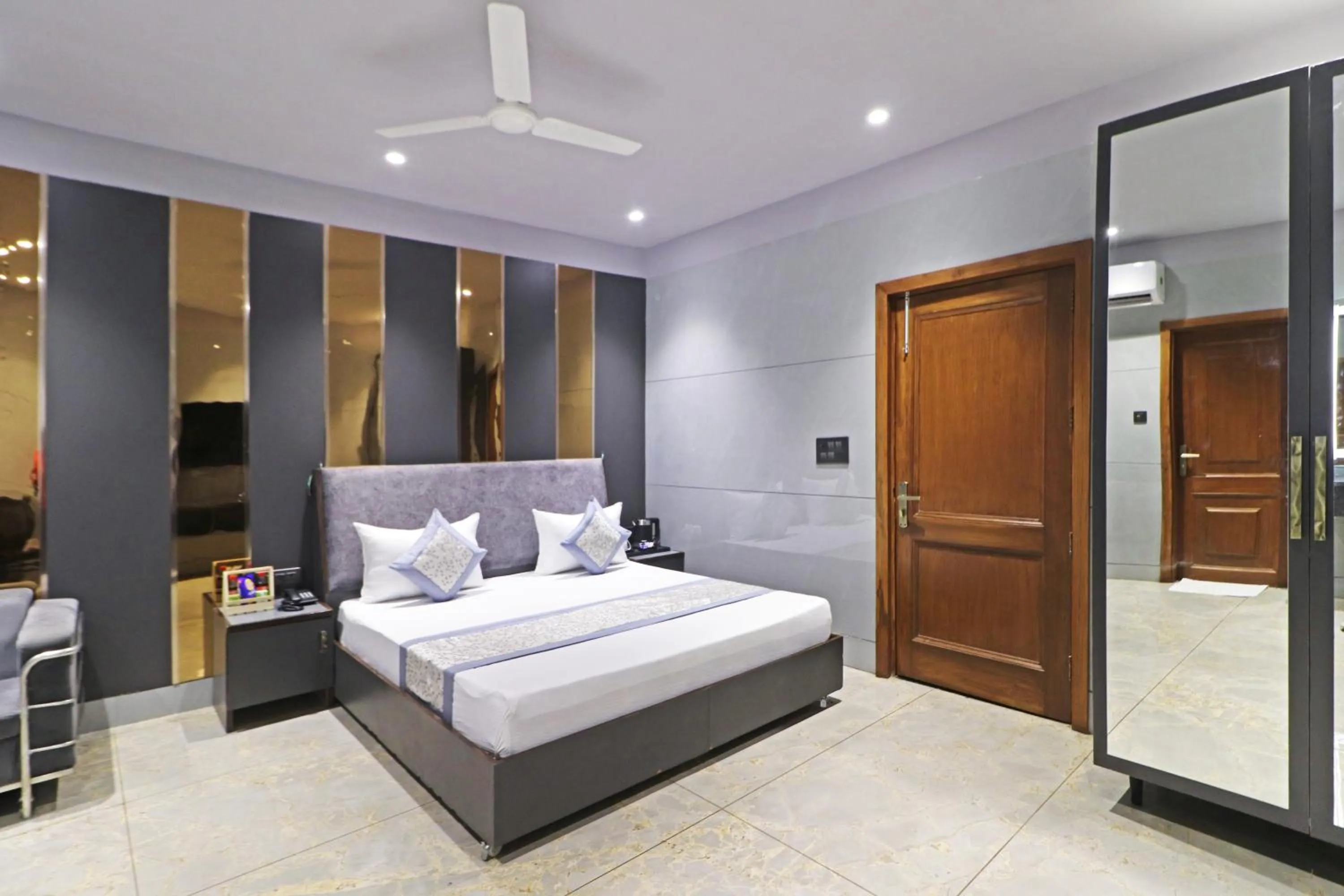 Bed in Hotel Preet Inn 05 Mints Walking Distance Nizamuddin Railway Station