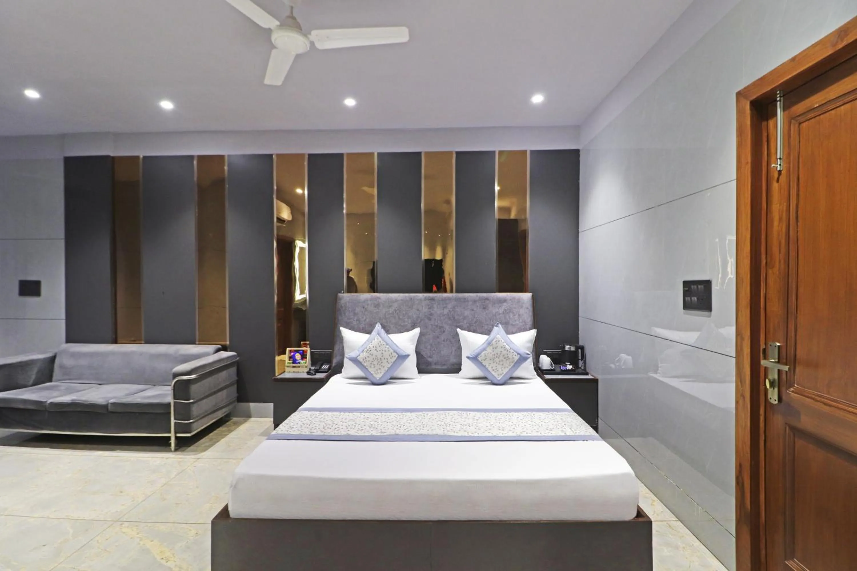 Bed in Hotel Preet Inn 05 Mints Walking Distance Nizamuddin Railway Station